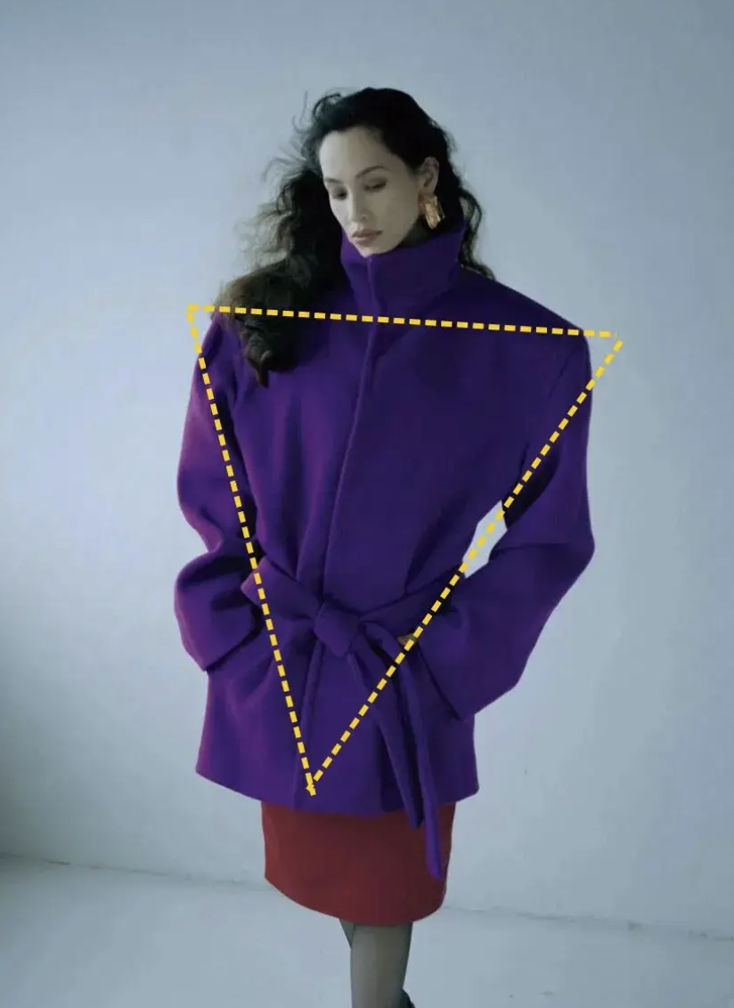 Diện đồ m&ugrave;a đ&ocirc;ng kh&ocirc;ng bị nuốt d&aacute;ng với phong c&aacute;ch Tam gi&aacute;c ngược sang trọng - Ảnh 2.