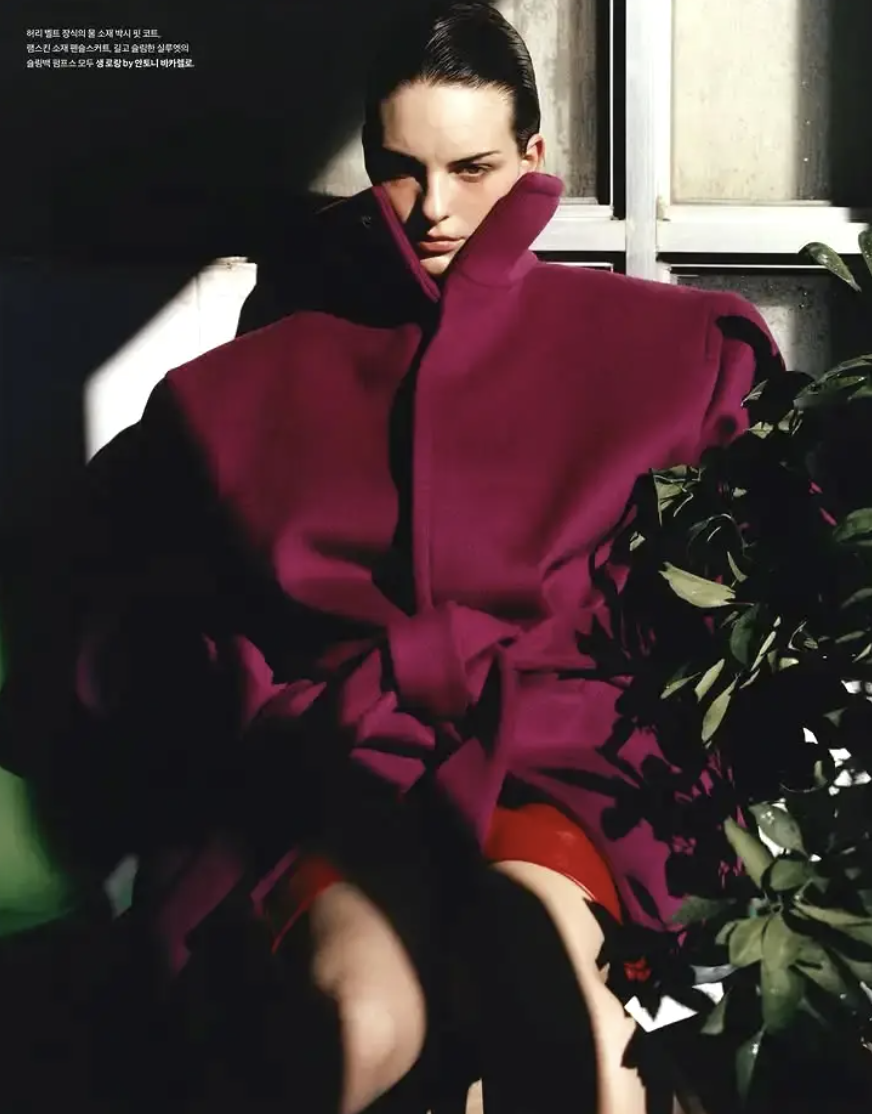 Diện đồ m&ugrave;a đ&ocirc;ng kh&ocirc;ng bị nuốt d&aacute;ng với phong c&aacute;ch Tam gi&aacute;c ngược sang trọng - Ảnh 12.