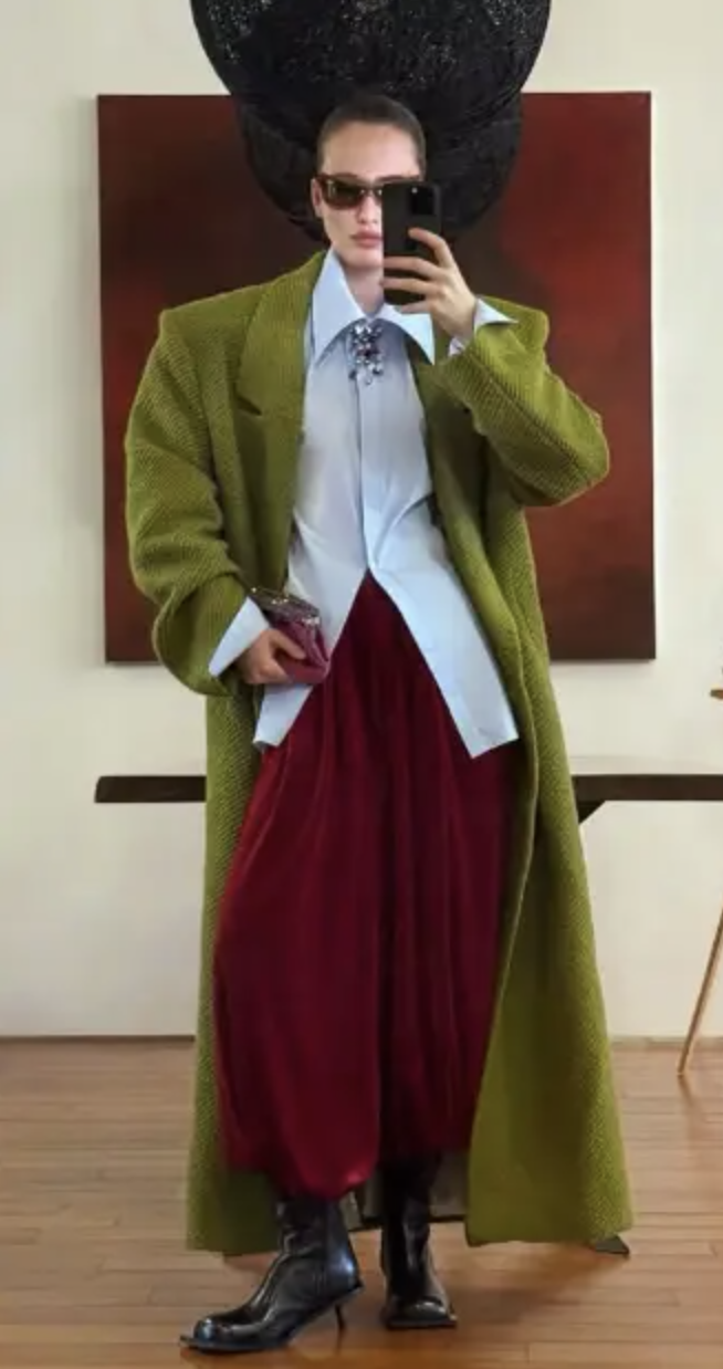 Diện đồ m&ugrave;a đ&ocirc;ng kh&ocirc;ng bị nuốt d&aacute;ng với phong c&aacute;ch Tam gi&aacute;c ngược sang trọng - Ảnh 7.