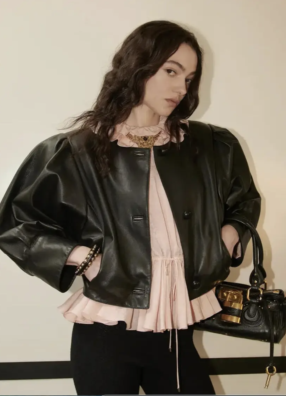 Diện đồ m&ugrave;a đ&ocirc;ng kh&ocirc;ng bị nuốt d&aacute;ng với phong c&aacute;ch Tam gi&aacute;c ngược sang trọng - Ảnh 13.