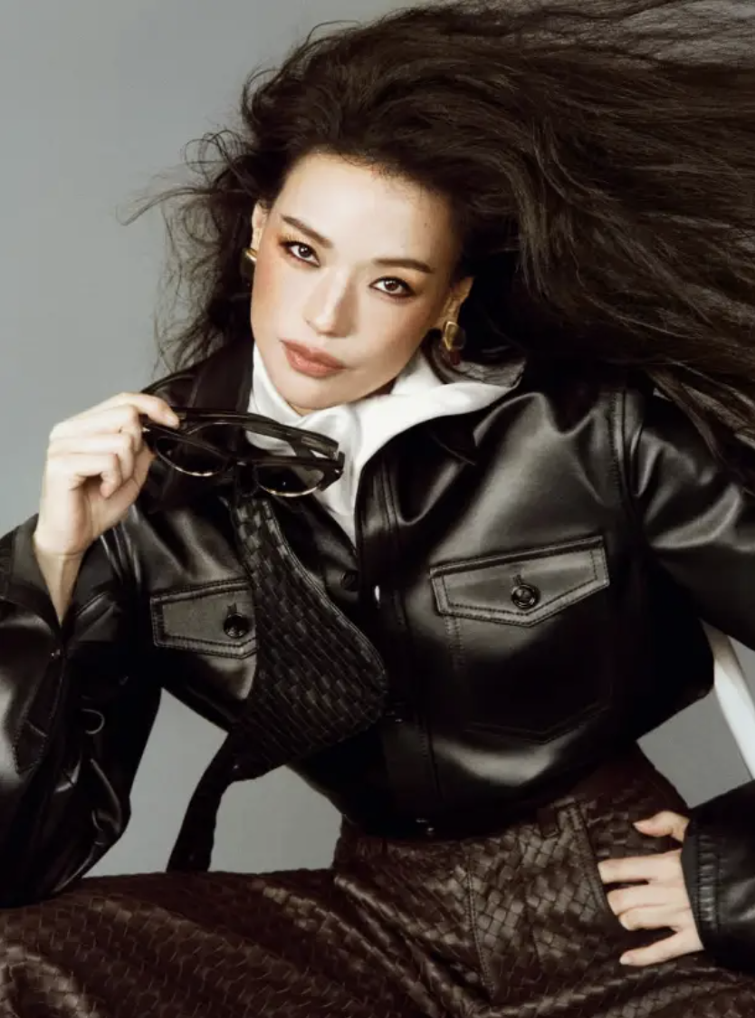 Diện đồ m&ugrave;a đ&ocirc;ng kh&ocirc;ng bị nuốt d&aacute;ng với phong c&aacute;ch Tam gi&aacute;c ngược sang trọng - Ảnh 24.