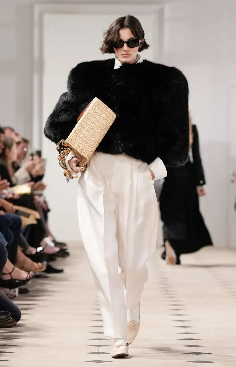 Diện đồ m&ugrave;a đ&ocirc;ng kh&ocirc;ng bị nuốt d&aacute;ng với phong c&aacute;ch Tam gi&aacute;c ngược sang trọng - Ảnh 22.