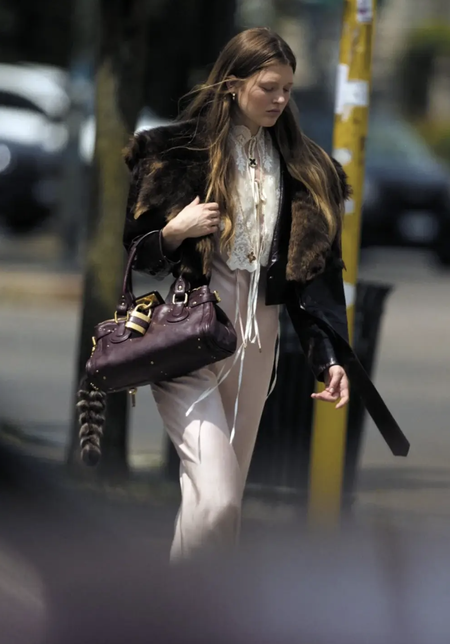 Diện đồ m&ugrave;a đ&ocirc;ng kh&ocirc;ng bị nuốt d&aacute;ng với phong c&aacute;ch Tam gi&aacute;c ngược sang trọng - Ảnh 21.