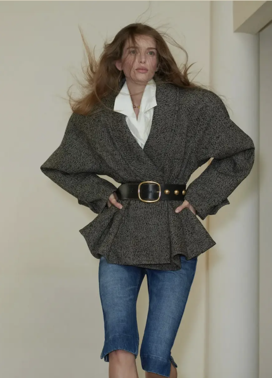 Diện đồ m&ugrave;a đ&ocirc;ng kh&ocirc;ng bị nuốt d&aacute;ng với phong c&aacute;ch Tam gi&aacute;c ngược sang trọng - Ảnh 19.