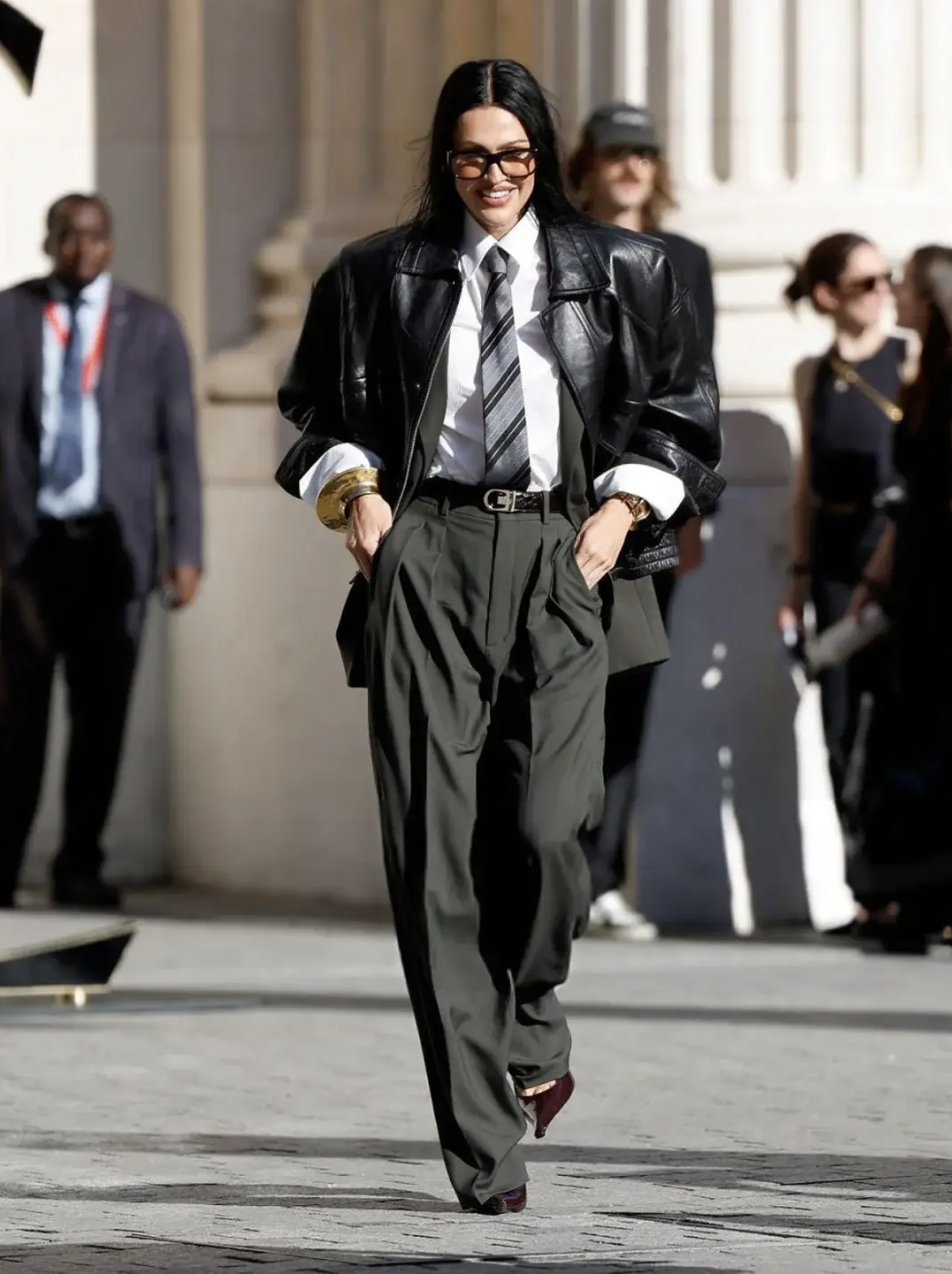 Diện đồ m&ugrave;a đ&ocirc;ng kh&ocirc;ng bị nuốt d&aacute;ng với phong c&aacute;ch Tam gi&aacute;c ngược sang trọng - Ảnh 32.