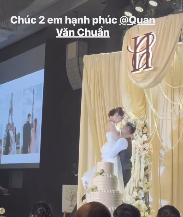 Thủ m&ocirc;n U23 Việt Nam cuới vợ thạc sĩ hơn 3 tuổi, visual c&ocirc; d&acirc;u s&aacute;ng bừng- Ảnh 3.