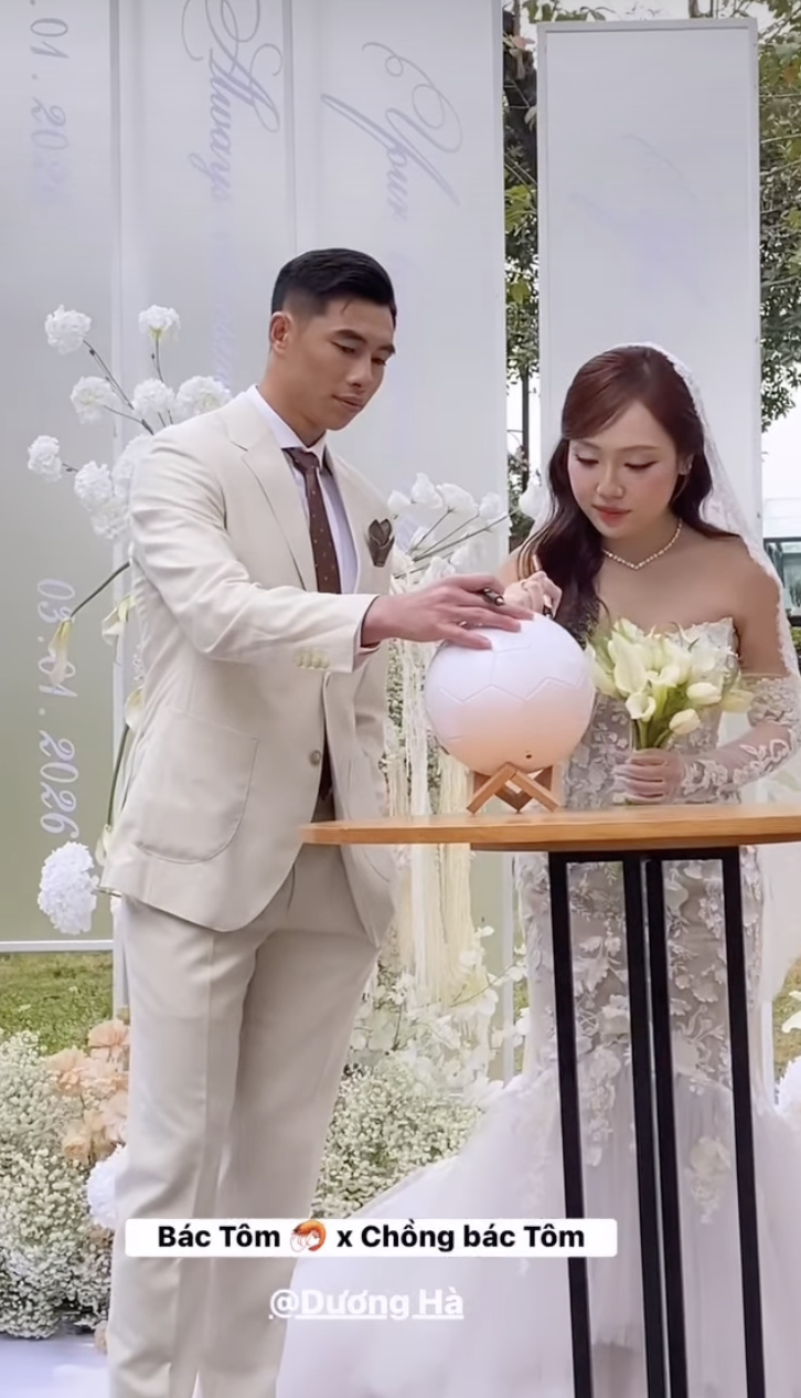 Thủ m&ocirc;n U23 Việt Nam cuới vợ thạc sĩ hơn 3 tuổi, visual c&ocirc; d&acirc;u s&aacute;ng bừng- Ảnh 1.