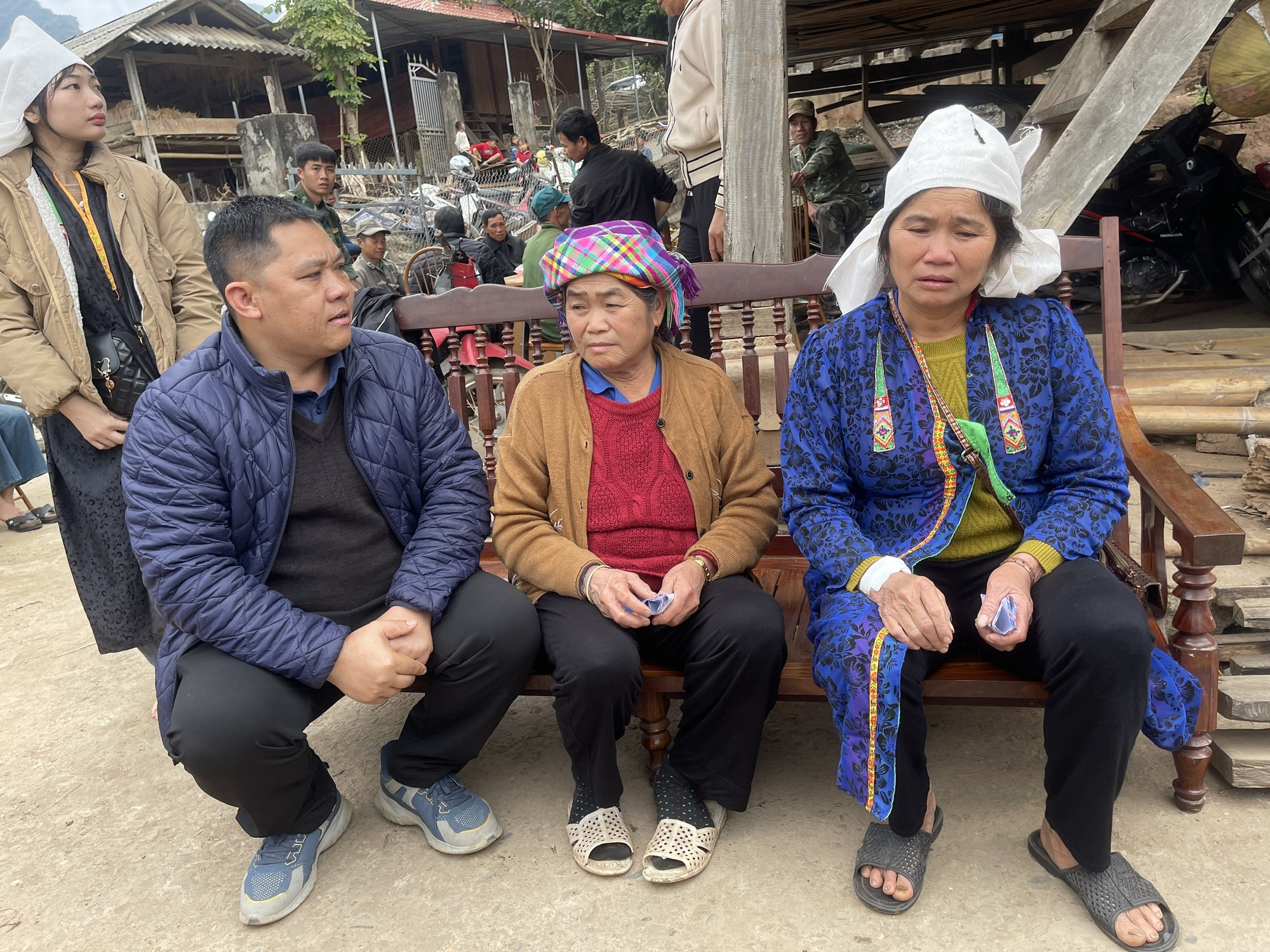 B&eacute; 3 tuổi tử vong, 5 người nhập viện nghi ngộ độc thực phẩm - Ảnh 1.