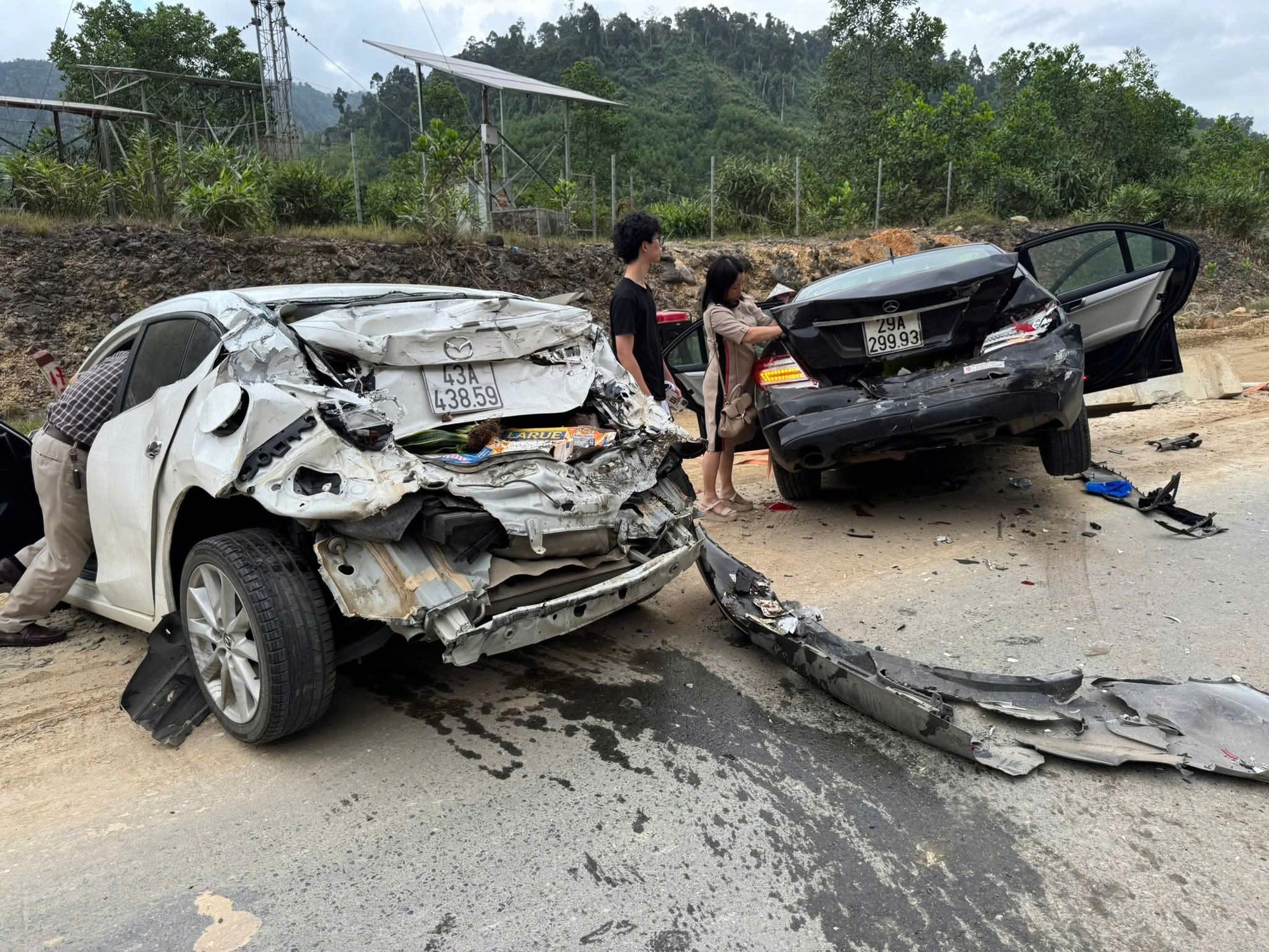 CLIP: Hiện trường tai nạn li&ecirc;n ho&agrave;n tr&ecirc;n cao tốc La Sơn - H&ograve;a Li&ecirc;n, 11 &ocirc; t&ocirc; hư hỏng- Ảnh 1.