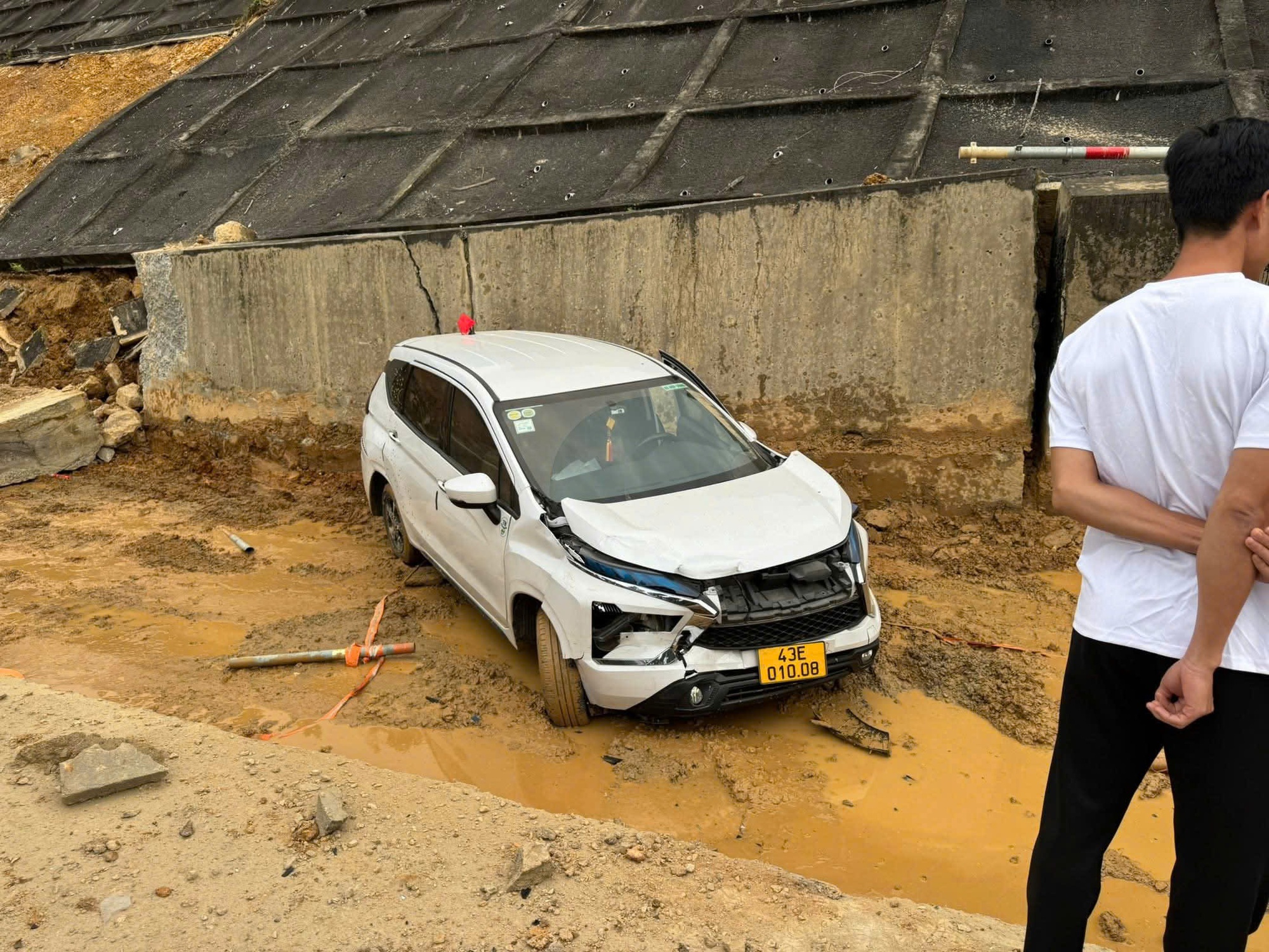 CLIP: Hiện trường tai nạn li&ecirc;n ho&agrave;n tr&ecirc;n cao tốc La Sơn - H&ograve;a Li&ecirc;n, 11 &ocirc; t&ocirc; hư hỏng- Ảnh 3.