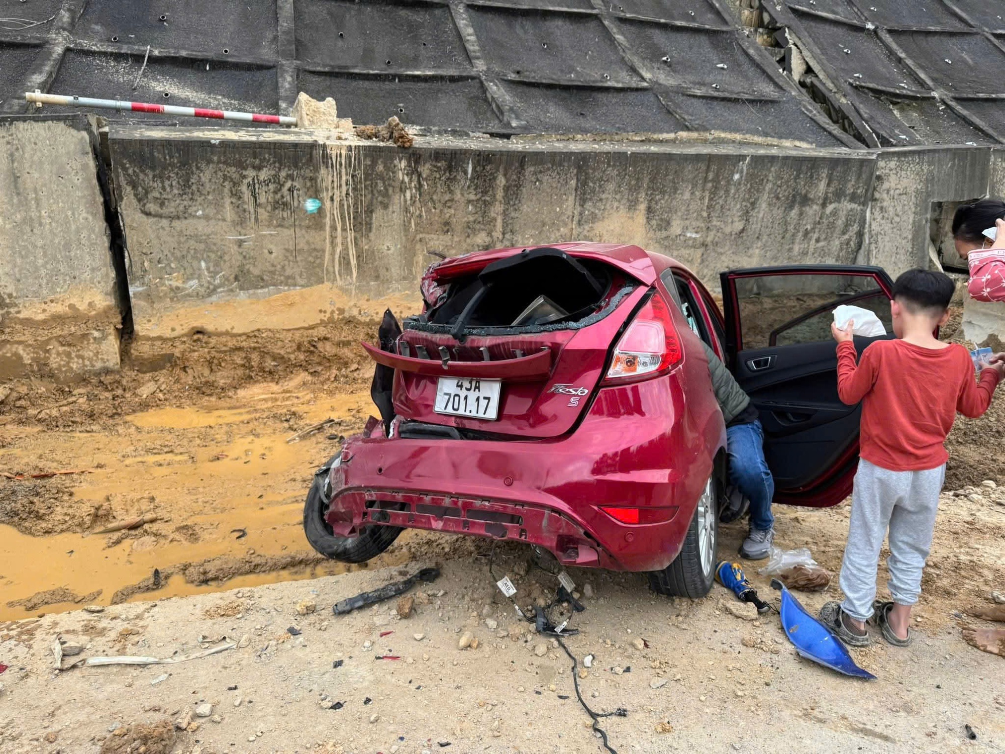 CLIP: Hiện trường tai nạn li&ecirc;n ho&agrave;n tr&ecirc;n cao tốc La Sơn - H&ograve;a Li&ecirc;n, 11 &ocirc; t&ocirc; hư hỏng- Ảnh 2.