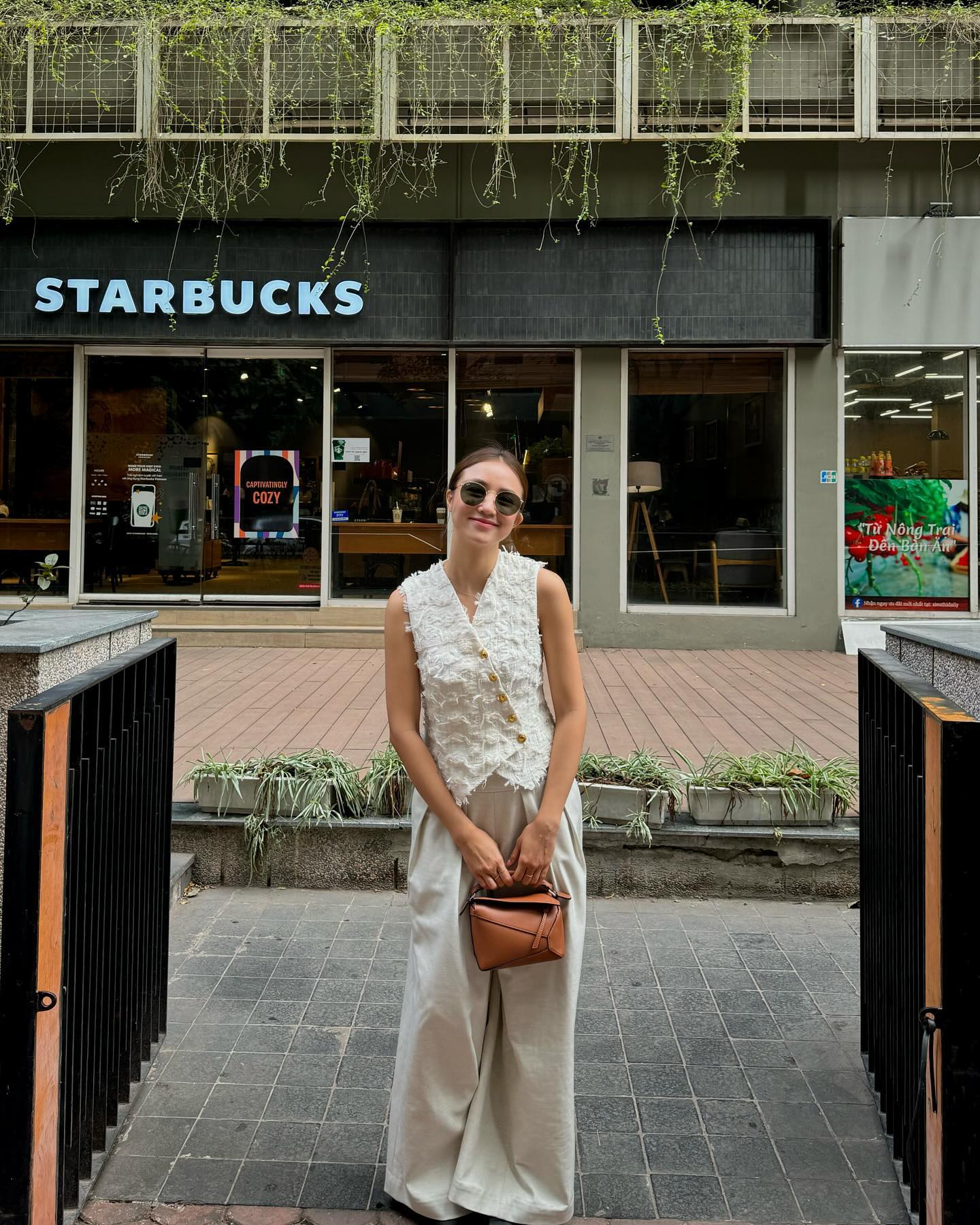 Hot mom Việt Salim v&agrave; b&iacute; quyết phối đồ m&agrave;u trung t&iacute;nh tinh tế từ item cơ bản - Ảnh 10.