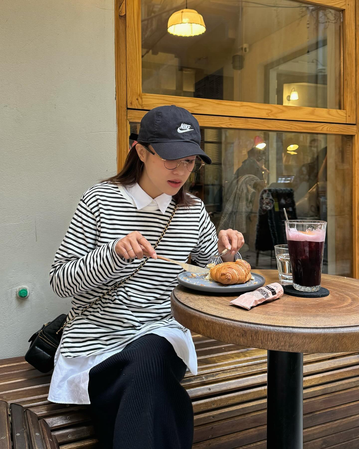 Hot mom Việt Salim v&agrave; b&iacute; quyết phối đồ m&agrave;u trung t&iacute;nh tinh tế từ item cơ bản - Ảnh 9.