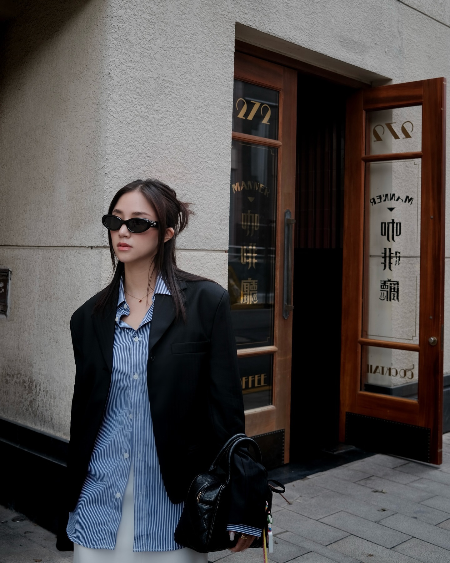 Hot mom Việt Salim v&agrave; b&iacute; quyết phối đồ m&agrave;u trung t&iacute;nh tinh tế từ item cơ bản - Ảnh 7.