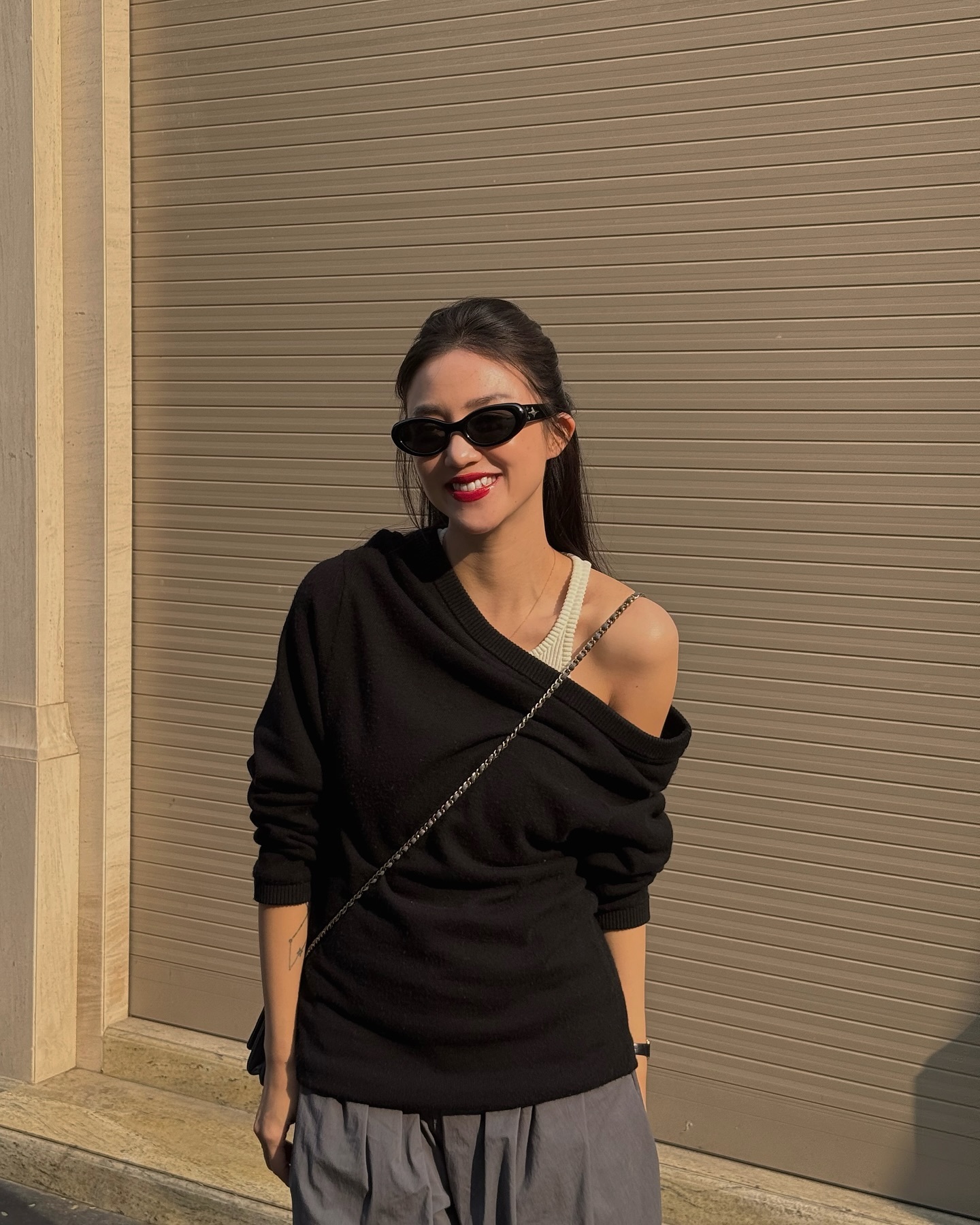 Hot mom Việt Salim v&agrave; b&iacute; quyết phối đồ m&agrave;u trung t&iacute;nh tinh tế từ item cơ bản - Ảnh 6.