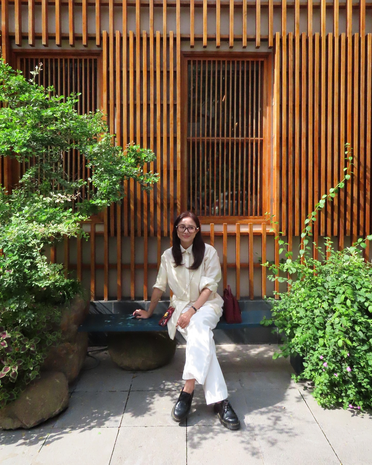 Hot mom Việt Salim v&agrave; b&iacute; quyết phối đồ m&agrave;u trung t&iacute;nh tinh tế từ item cơ bản - Ảnh 3.