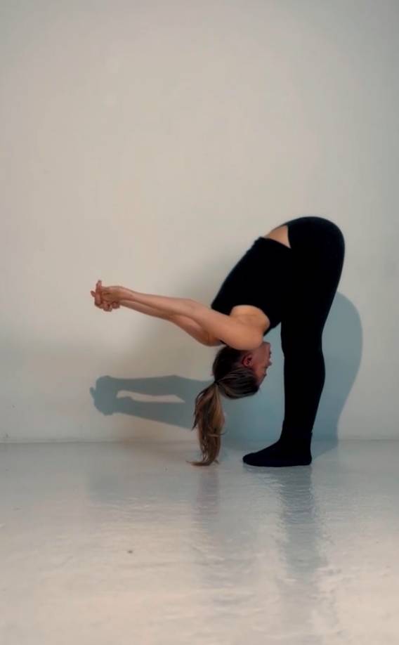 Chuỗi k&eacute;o gi&atilde;n 5 ph&uacute;t trước khi ngủ được chuy&ecirc;n gia khuy&ecirc;n d&ugrave;ng: Giảm cứng khớp, gi&uacute;p ngủ s&acirc;u hơn- Ảnh 2.