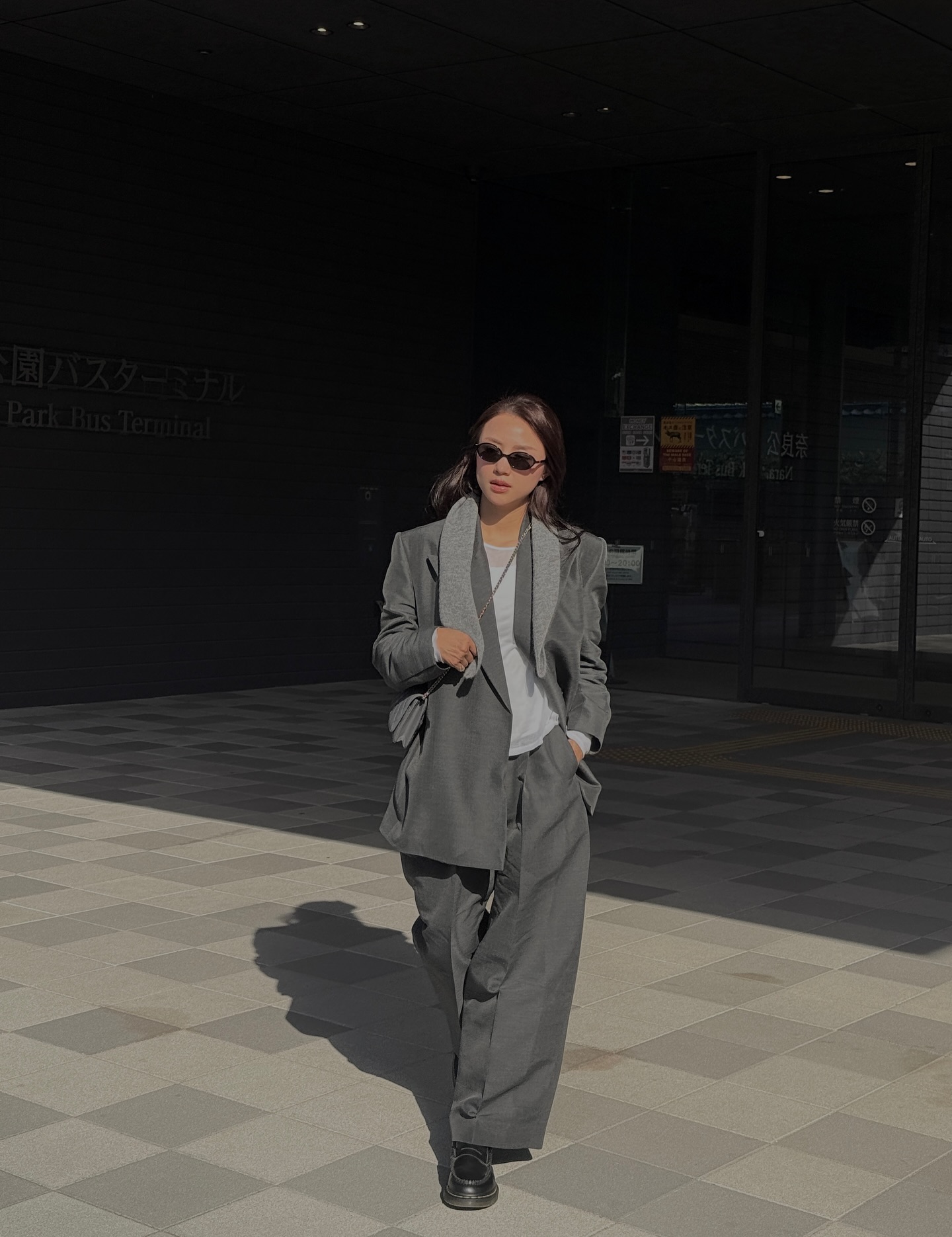 Hot mom Việt Salim v&agrave; b&iacute; quyết phối đồ m&agrave;u trung t&iacute;nh tinh tế từ item cơ bản - Ảnh 2.