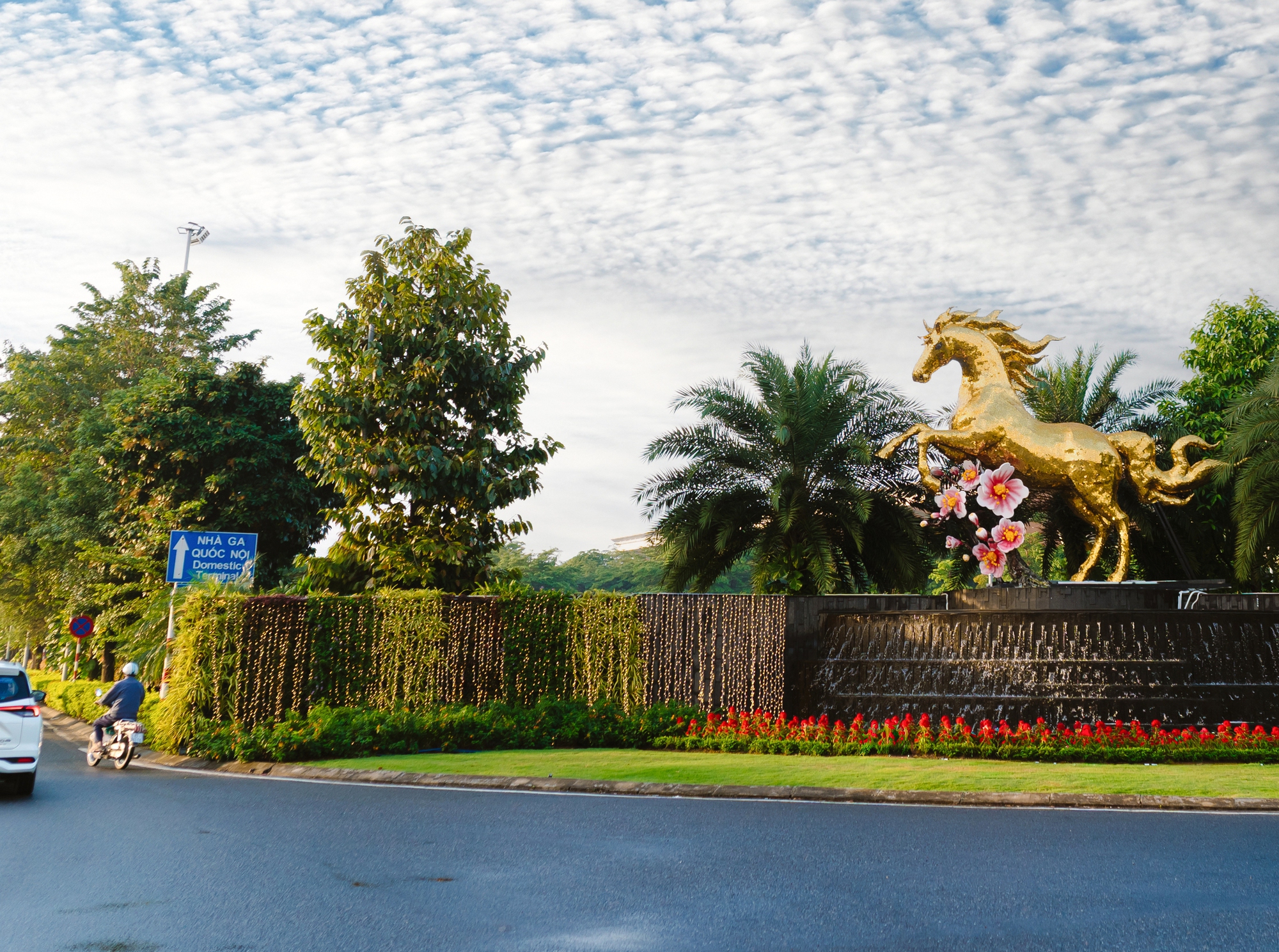 Nghệ nhân Đinh Văn Tâm ra mắt linh vật ngựa vàng tại Sân bay Đà Nẵng - Ảnh 2.