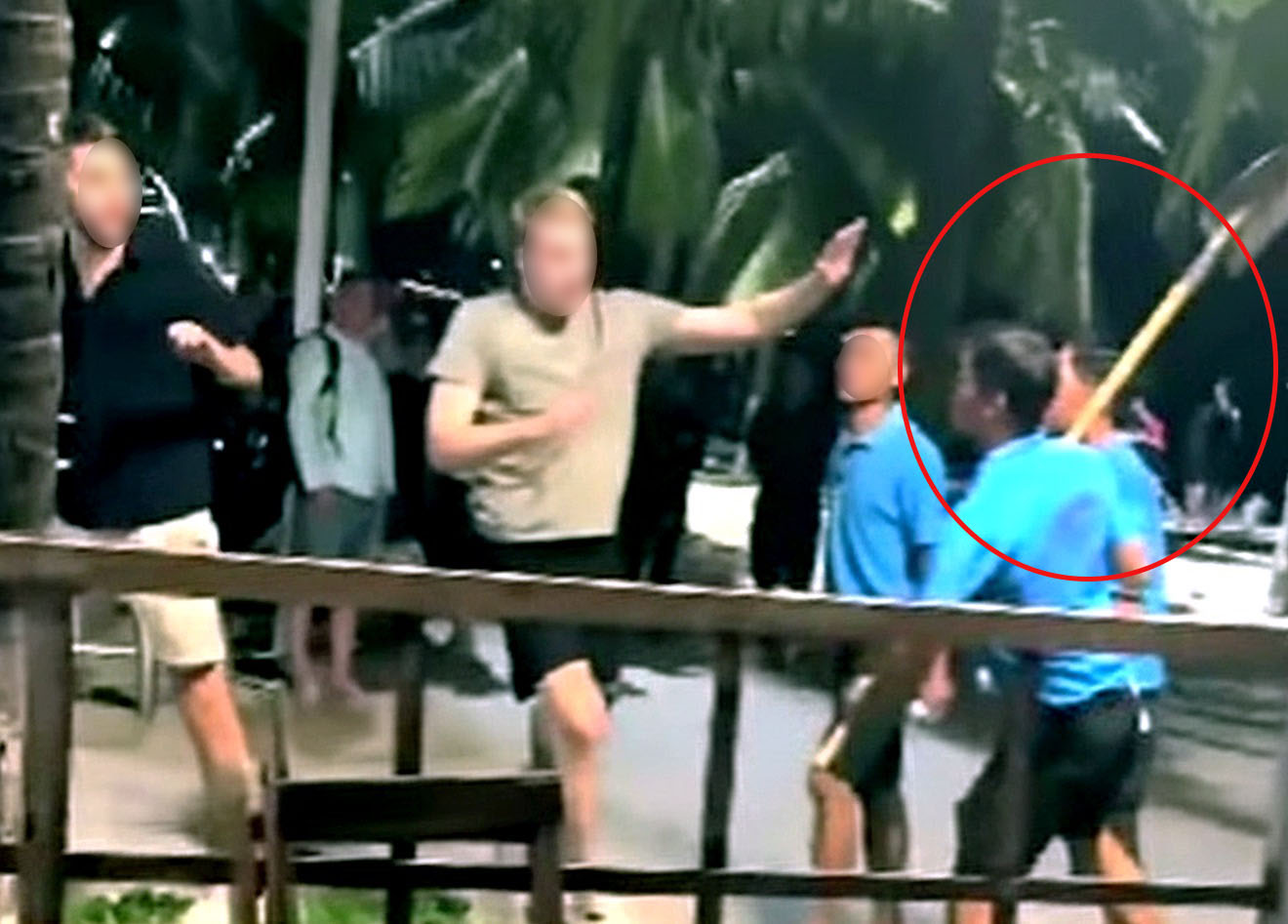 Nhóm người cầm xẻng đe dọa du khách Tây ở Nha Trang: Hé lộ nguồn cơn sự việc - Ảnh 1. Nhóm người cầm xẻng đe dọa du khách Tây ở Nha Trang: Hé lộ nguồn cơn sự việc - Ảnh 1.