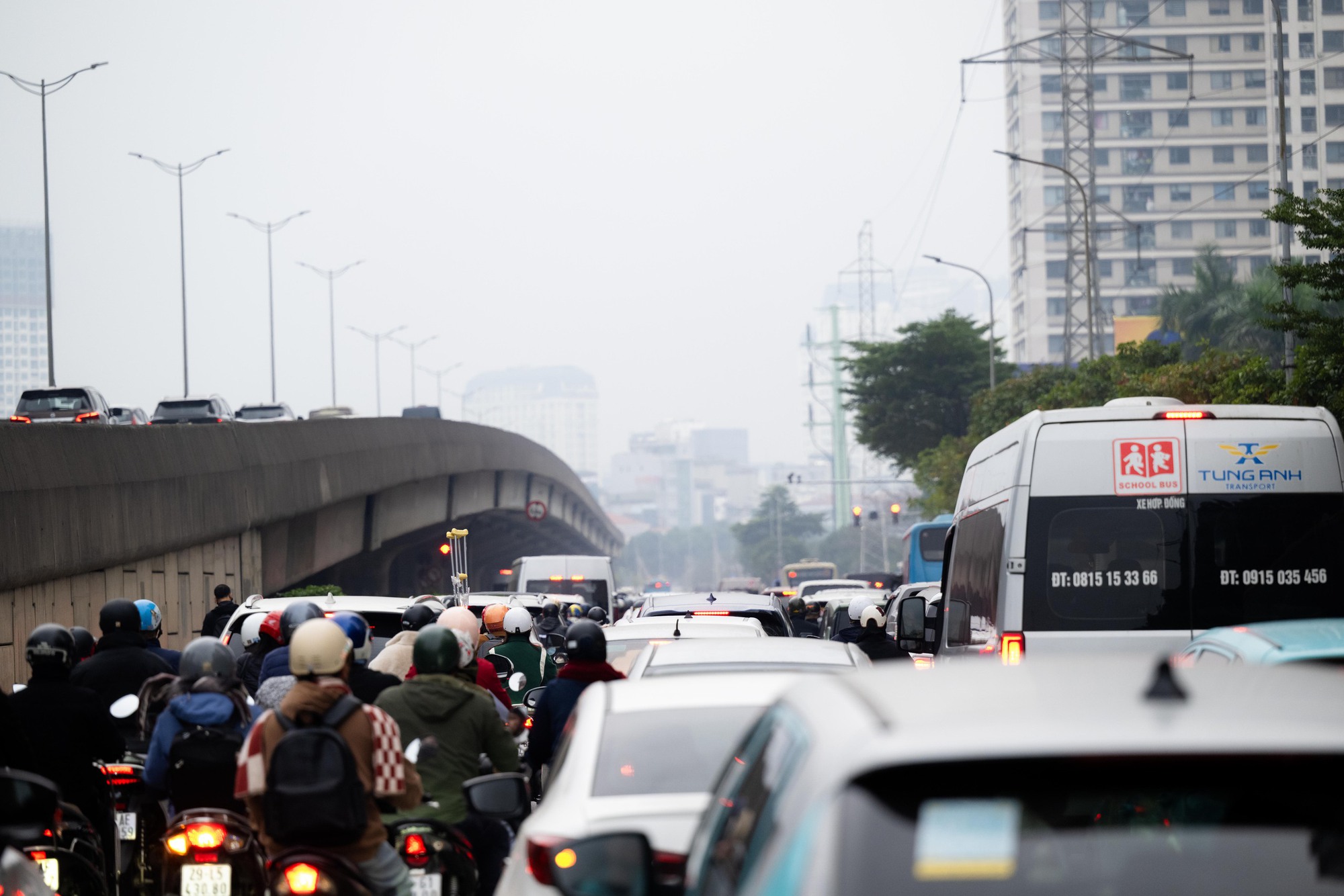 Người d&acirc;n vượt r&eacute;t mướt đi l&agrave;m sau kỳ nghỉ lễ, h&agrave;ng loạt tuyến đường &ugrave;n tắc- Ảnh 8.