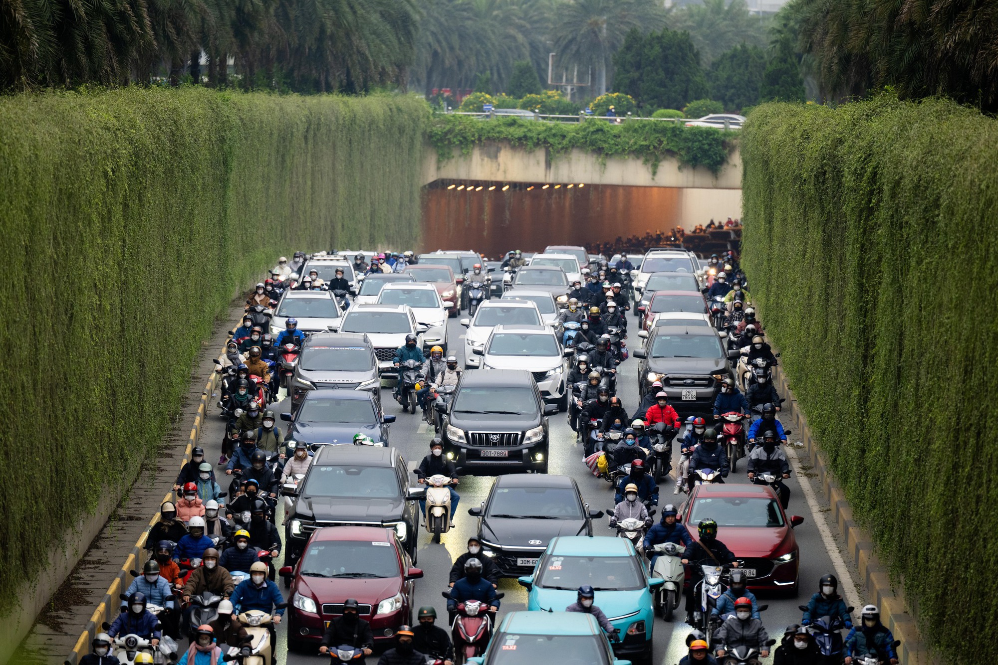 Người d&acirc;n vượt r&eacute;t mướt đi l&agrave;m sau kỳ nghỉ lễ, h&agrave;ng loạt tuyến đường &ugrave;n tắc- Ảnh 9.