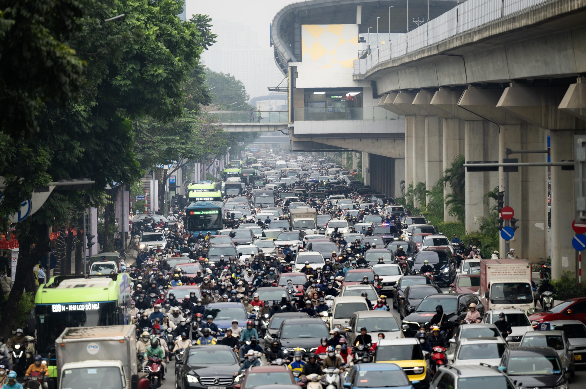 Người d&acirc;n vượt r&eacute;t mướt đi l&agrave;m sau kỳ nghỉ lễ, h&agrave;ng loạt tuyến đường &ugrave;n tắc- Ảnh 11.