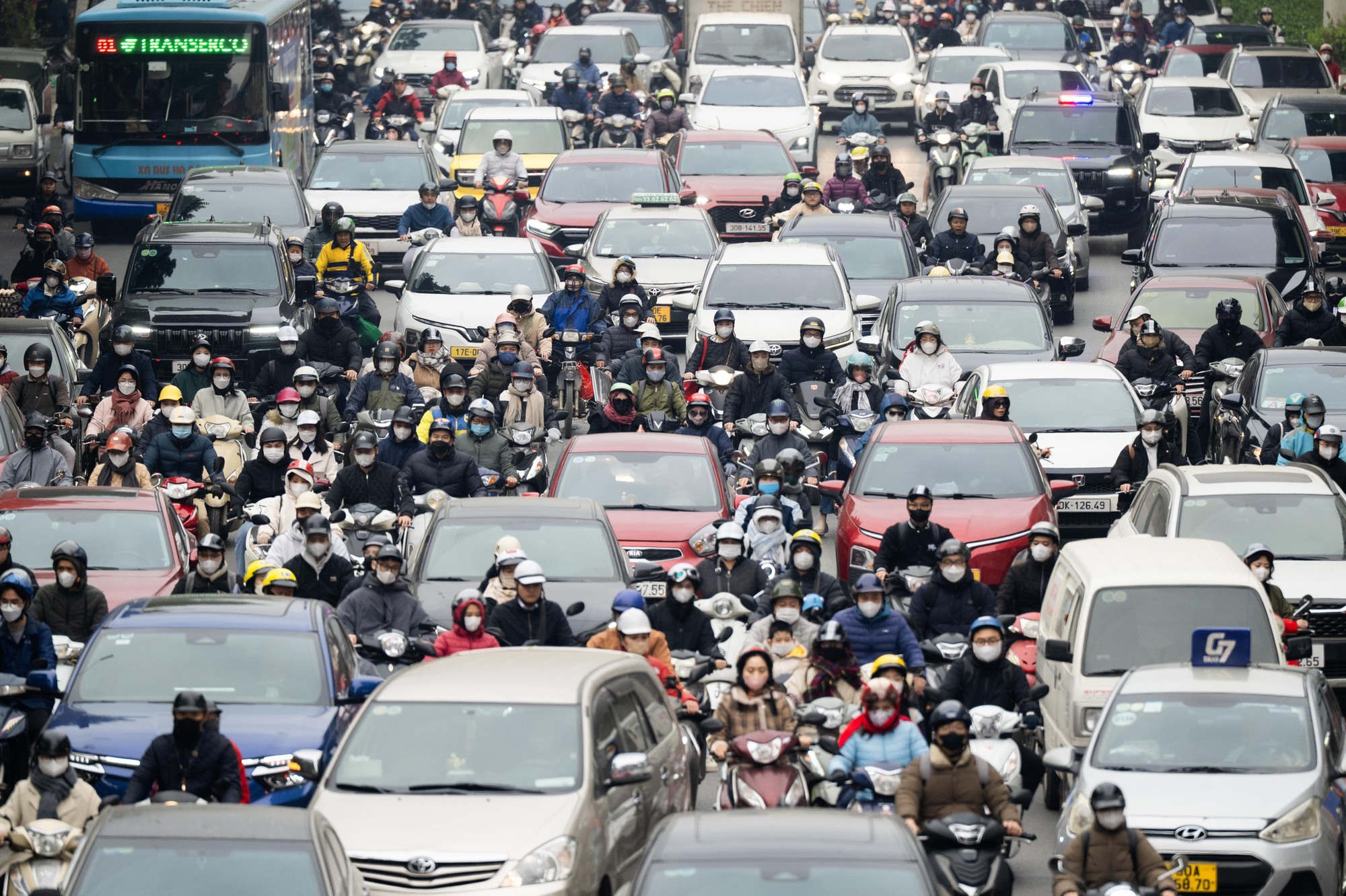 Người d&acirc;n vượt r&eacute;t mướt đi l&agrave;m sau kỳ nghỉ lễ, h&agrave;ng loạt tuyến đường &ugrave;n tắc- Ảnh 12.