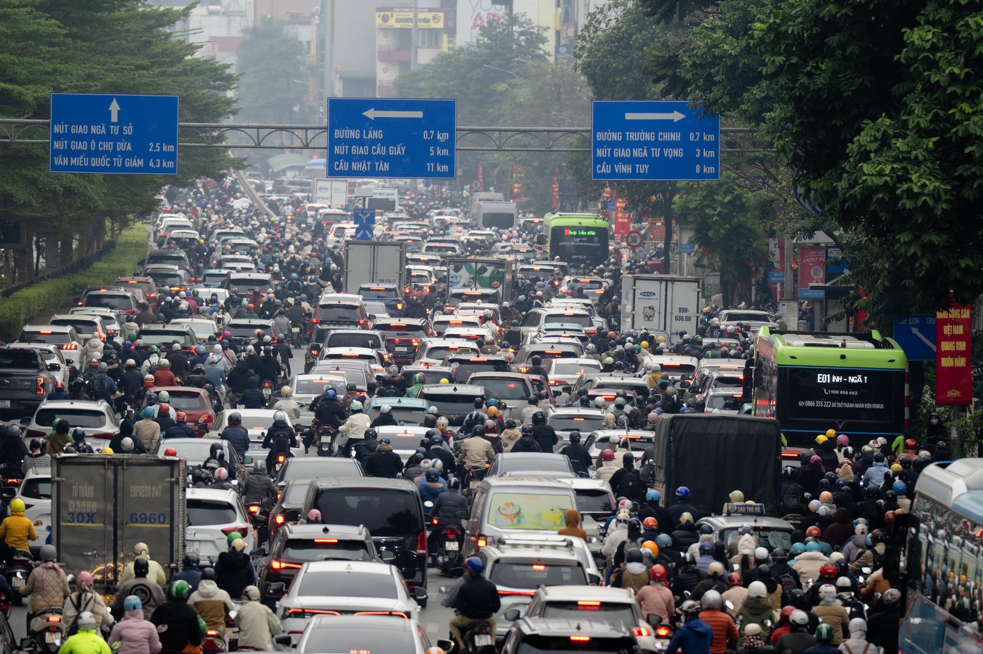 Người d&acirc;n vượt r&eacute;t mướt đi l&agrave;m sau kỳ nghỉ lễ, h&agrave;ng loạt tuyến đường &ugrave;n tắc- Ảnh 13.