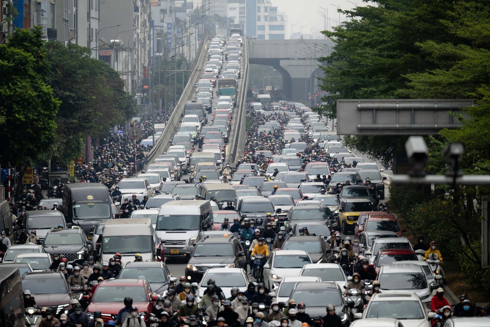 Người d&acirc;n vượt r&eacute;t mướt đi l&agrave;m sau kỳ nghỉ lễ, h&agrave;ng loạt tuyến đường &ugrave;n tắc- Ảnh 14.