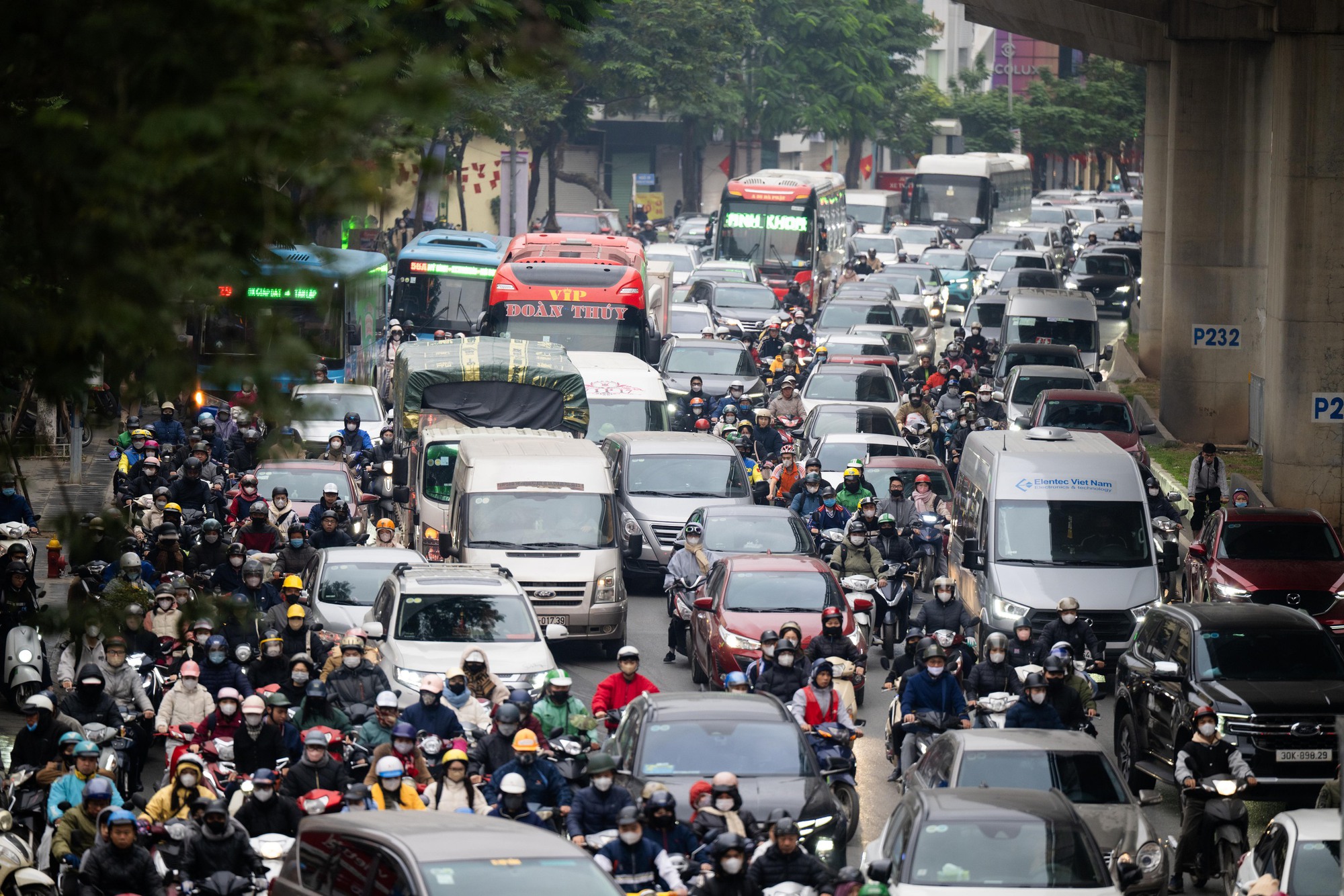 Người d&acirc;n vượt r&eacute;t mướt đi l&agrave;m sau kỳ nghỉ lễ, h&agrave;ng loạt tuyến đường &ugrave;n tắc- Ảnh 2.