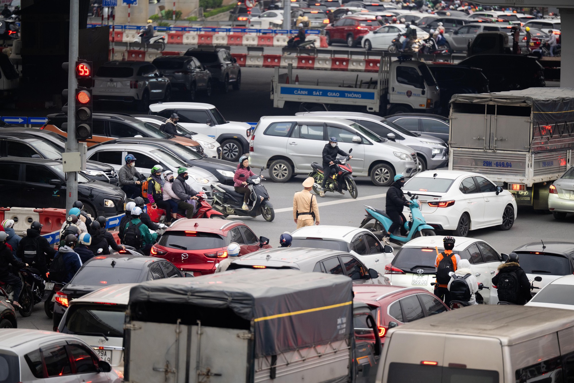 Người d&acirc;n vượt r&eacute;t mướt đi l&agrave;m sau kỳ nghỉ lễ, h&agrave;ng loạt tuyến đường &ugrave;n tắc- Ảnh 5.