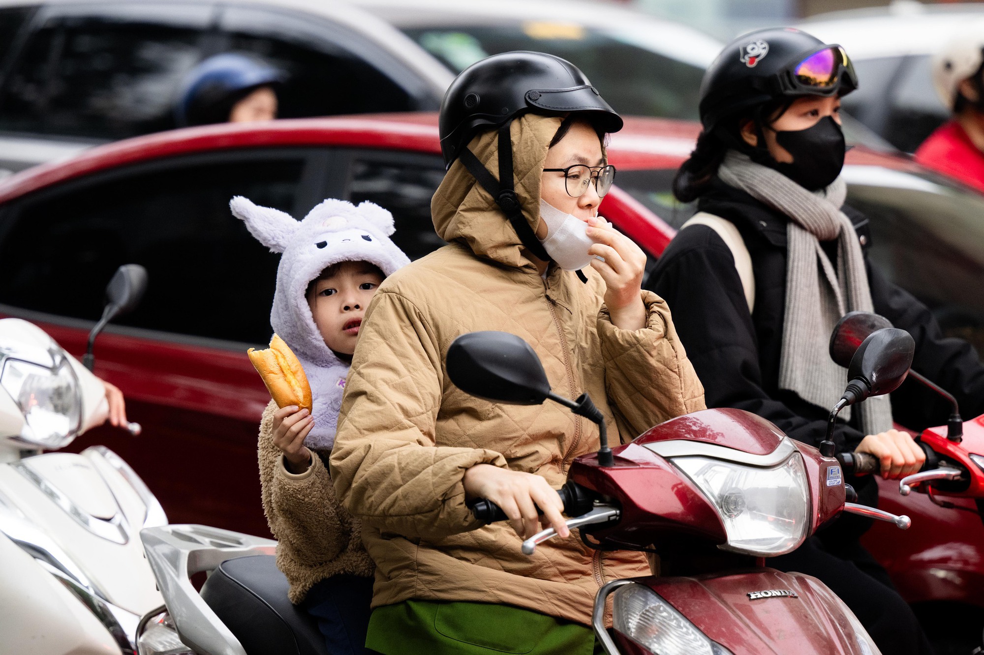 Người d&acirc;n vượt r&eacute;t mướt đi l&agrave;m sau kỳ nghỉ lễ, h&agrave;ng loạt tuyến đường &ugrave;n tắc- Ảnh 6.