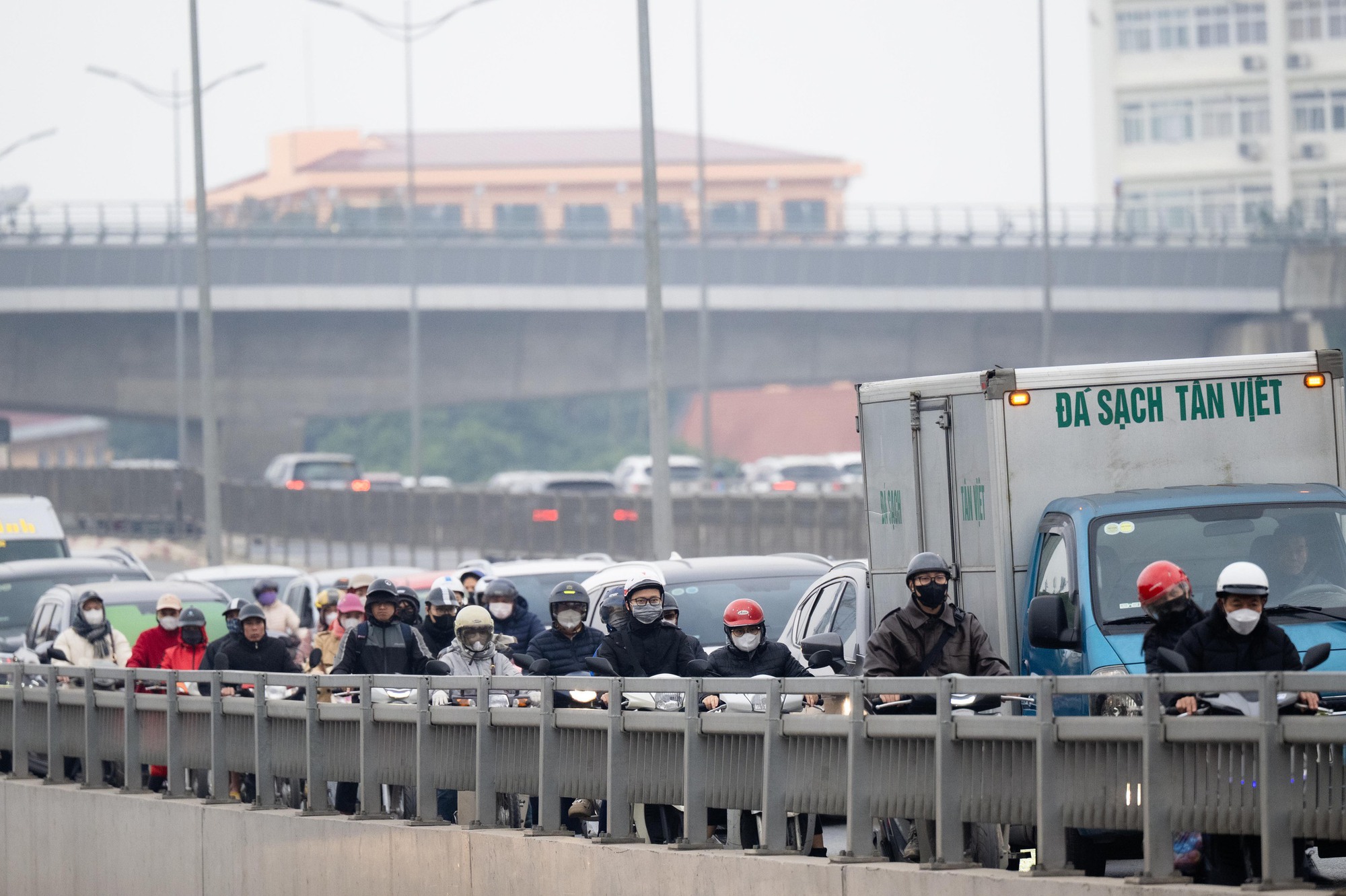 Người d&acirc;n vượt r&eacute;t mướt đi l&agrave;m sau kỳ nghỉ lễ, h&agrave;ng loạt tuyến đường &ugrave;n tắc- Ảnh 3.