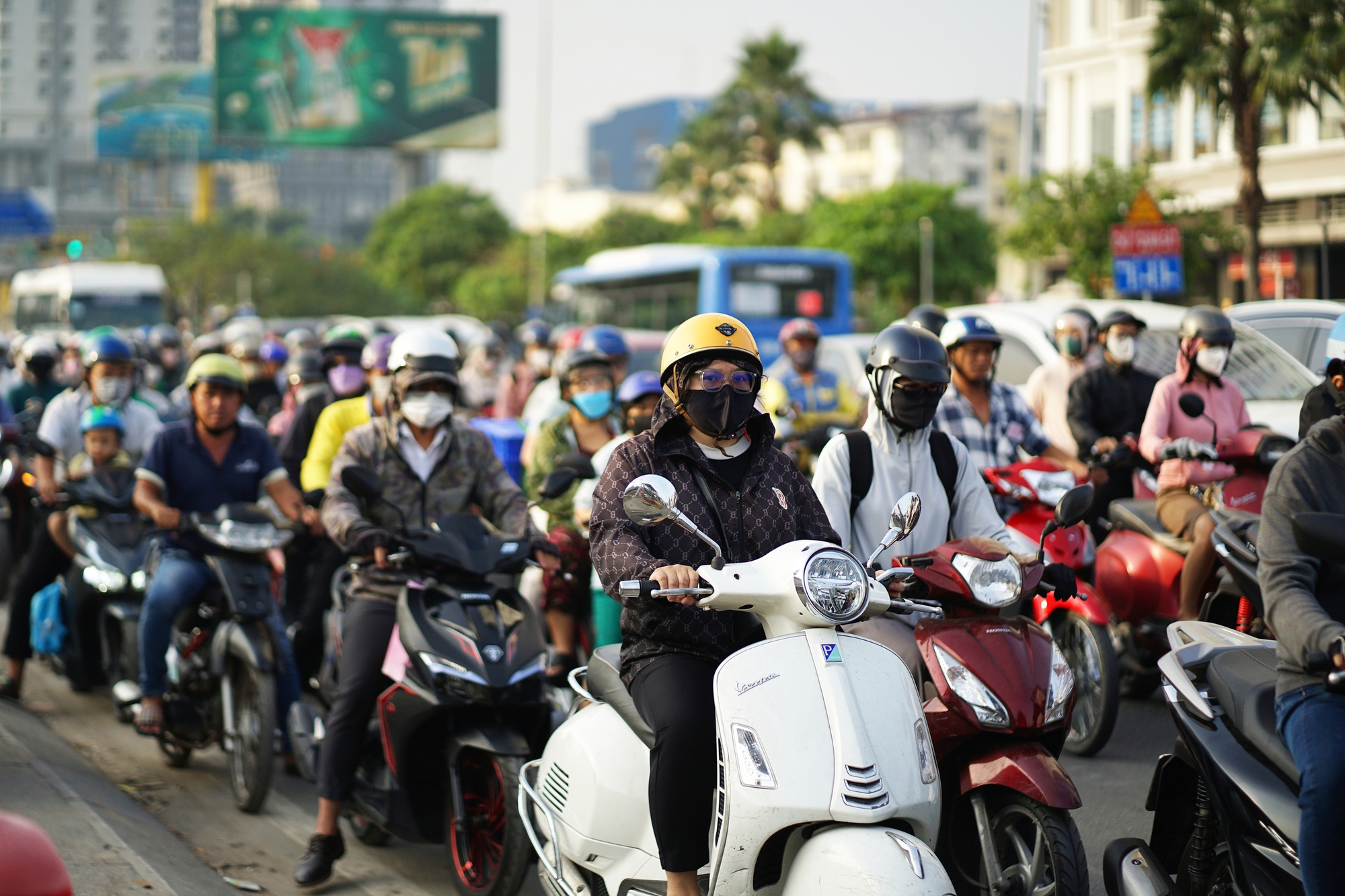 Người d&acirc;n vượt r&eacute;t mướt đi l&agrave;m sau kỳ nghỉ lễ, h&agrave;ng loạt tuyến đường &ugrave;n tắc- Ảnh 17.