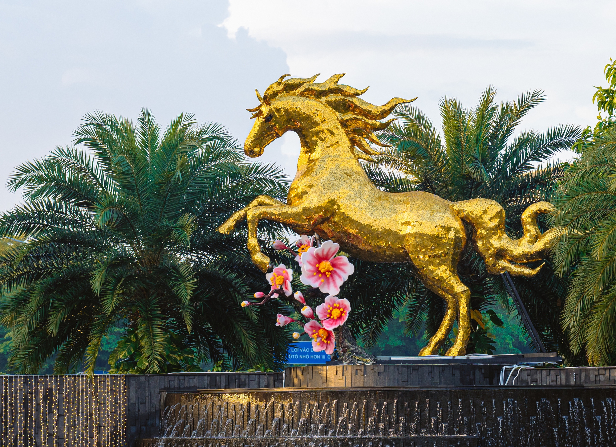 Nghệ nhân Đinh Văn Tâm ra mắt linh vật ngựa vàng tại Sân bay Đà Nẵng - Ảnh 1.