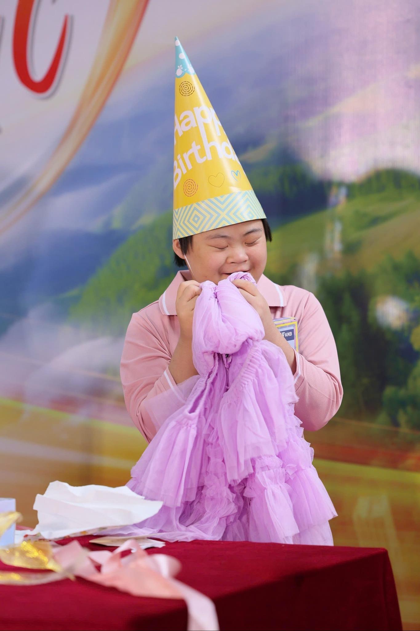 Một ng&agrave;y trở th&agrave;nh c&ocirc;ng ch&uacute;a của c&ocirc; b&eacute; mắc hội chứng Down: Khi hạnh ph&uacute;c cũng c&oacute; thể &lsquo;sinh lời&rsquo;- Ảnh 4.