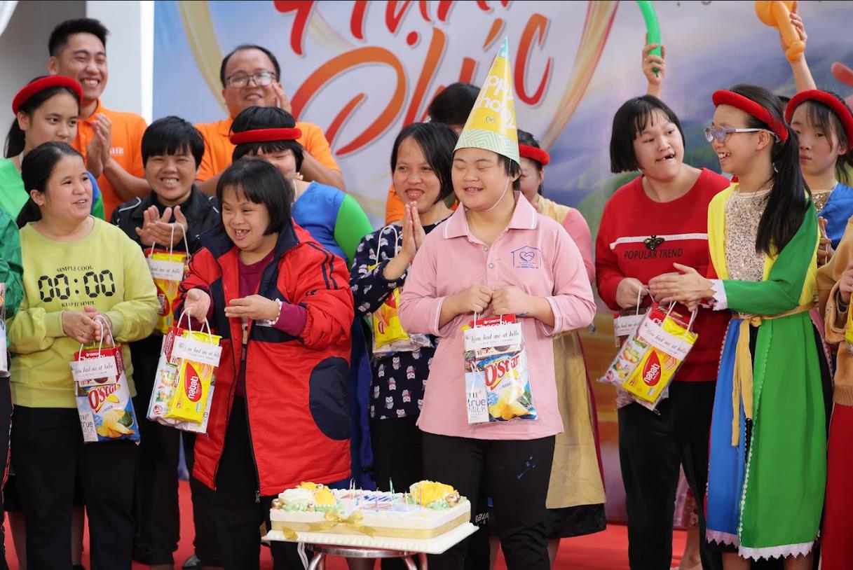 Một ng&agrave;y trở th&agrave;nh c&ocirc;ng ch&uacute;a của c&ocirc; b&eacute; mắc hội chứng Down: Khi hạnh ph&uacute;c cũng c&oacute; thể &lsquo;sinh lời&rsquo;- Ảnh 5.