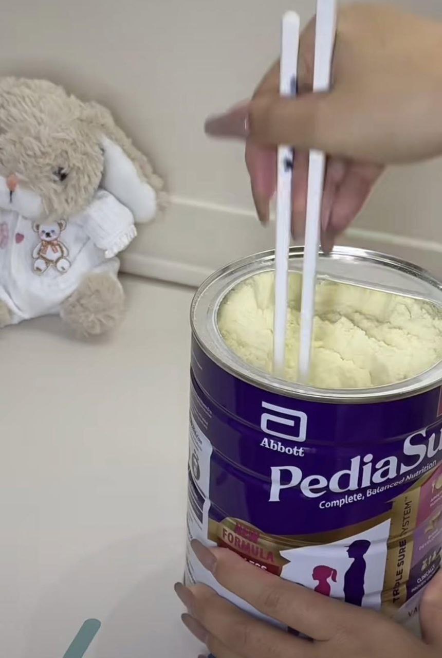 Hình ảnh gây ức chế mà chỉ các mẹ bỉm hiểu: Mỗi lần khui lon sữa mới không khác gì 