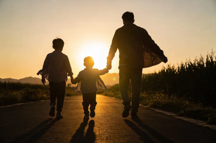 Nu&ocirc;i dạy con trai: C&oacute; những việc mẹ n&ecirc;n lười, để đấy cho bố tụi nhỏ l&agrave;m- Ảnh 4.