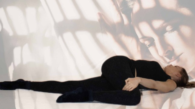 Chuỗi k&eacute;o gi&atilde;n 5 ph&uacute;t trước khi ngủ được chuy&ecirc;n gia khuy&ecirc;n d&ugrave;ng: Giảm cứng khớp, gi&uacute;p ngủ s&acirc;u hơn- Ảnh 6.