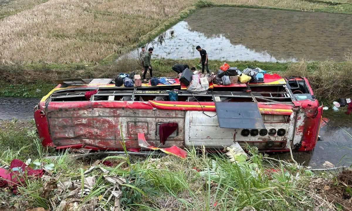 Lật xe kh&aacute;ch tr&ecirc;n quốc lộ, 11 người bị thương - Ảnh 1.