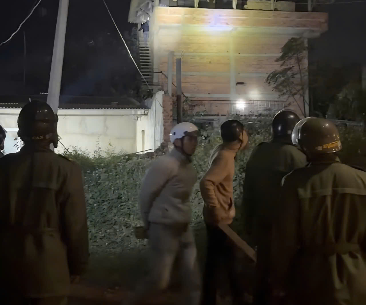 Truy t&igrave;m nghi phạm giết em vợ d&igrave;m dưới ao tại Đắk Lắk - Ảnh 1.