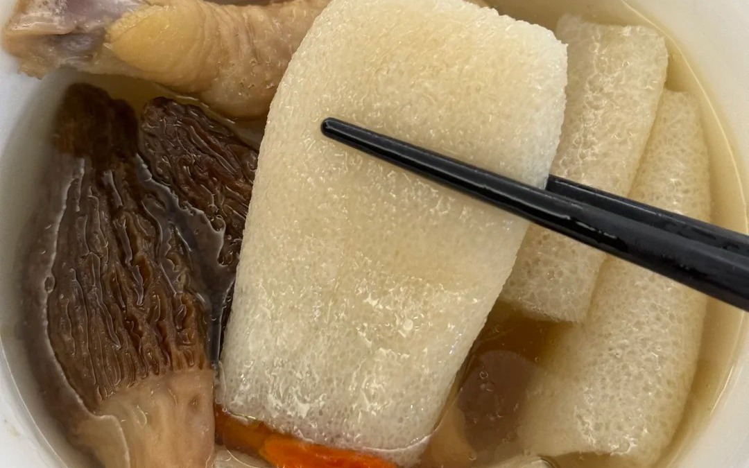 Hơn 90% người d&ugrave;ng kh&ocirc;ng biết c&ocirc;ng dụng của chiếc lỗ nhỏ tr&ecirc;n dao nh&agrave; bếp - Ảnh 1.