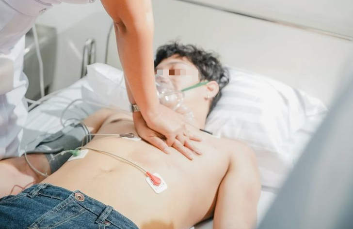 Liệt nửa người sau cơn đột quỵ ở tuổi 30, người đ&agrave;n &ocirc;ng cả đời sống trong &acirc;n hận v&igrave; 2 việc! - Ảnh 1.