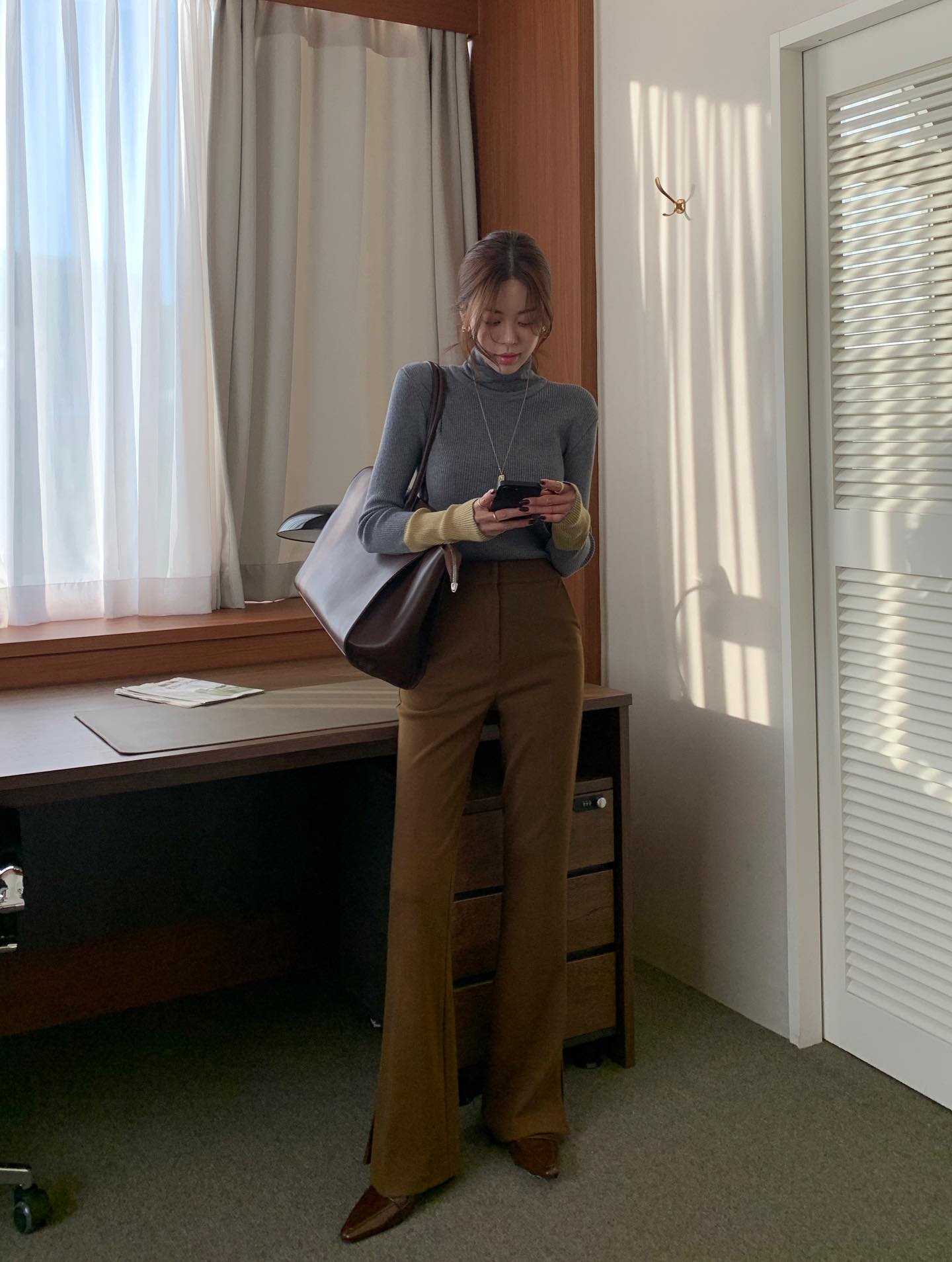 5 Cách phối đồ với áo len giúp Bạn đẹp và thời thượng trong mùa đông này - Ảnh 2. 5 Cách phối đồ với áo len giúp Bạn đẹp và thời thượng trong mùa đông này - Ảnh 2.