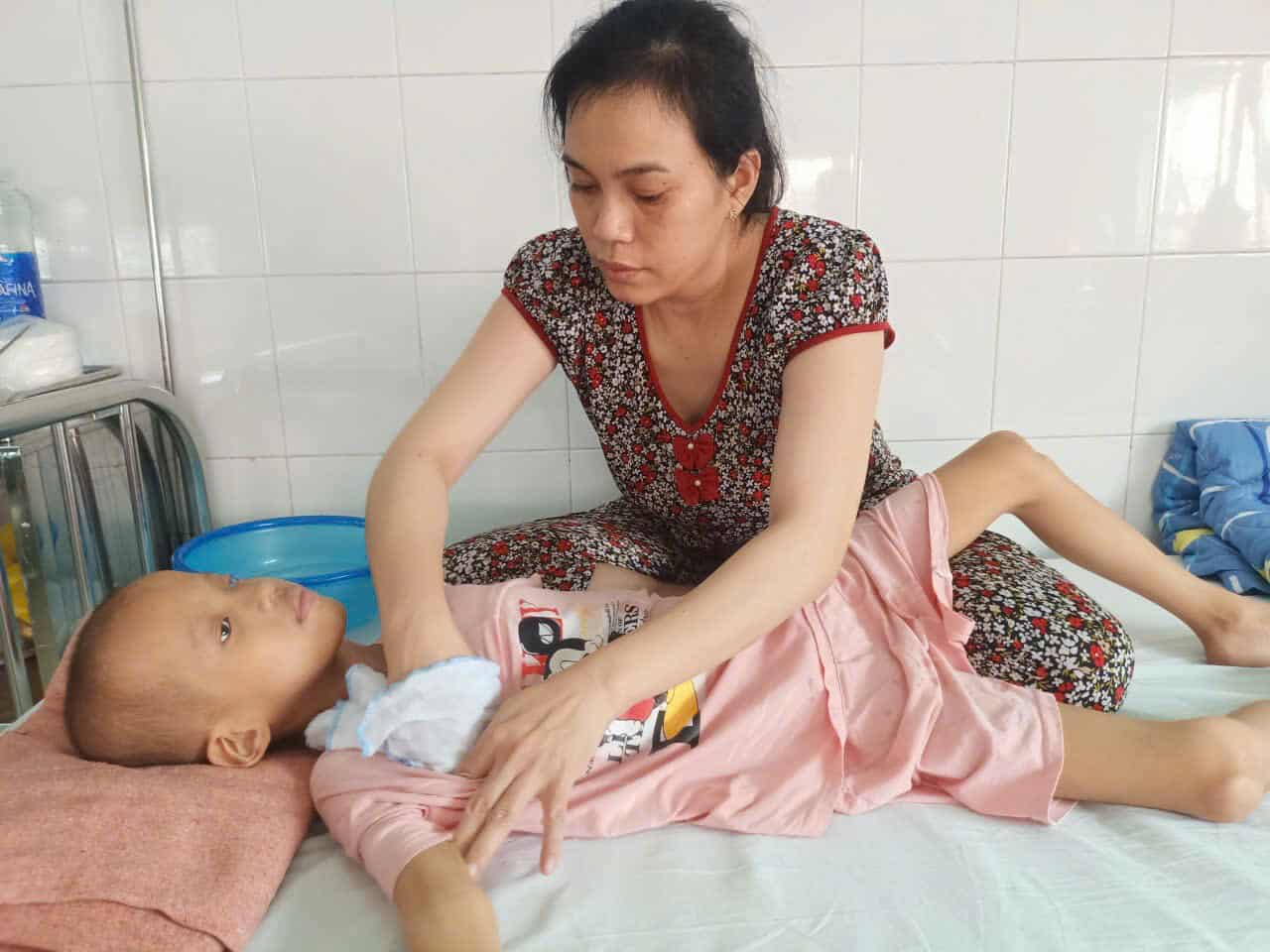 &Aacute;nh mắt cầu cứu của b&eacute; g&aacute;i 7 tuổi bị m&ugrave; l&ograve;a, mắc bệnh hiểm ngh&egrave;o- Ảnh 3.