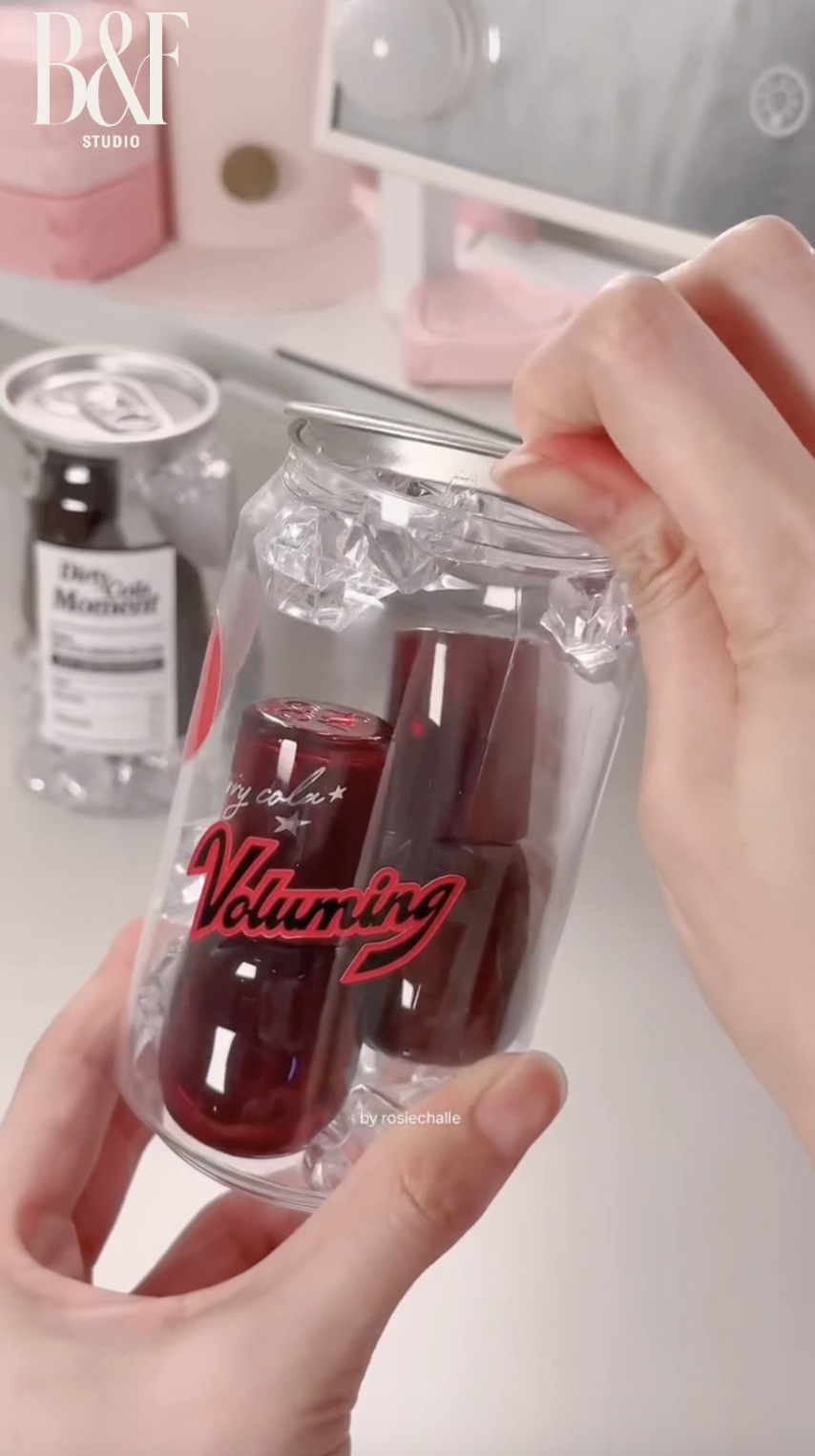 Thỏi son cola đang khiến hội m&ecirc; m&ocirc;i mọng ph&aacute;t sốt: Son b&oacute;ng c&oacute; thể vừa xinh vừa sang vậy sao - Ảnh 2.