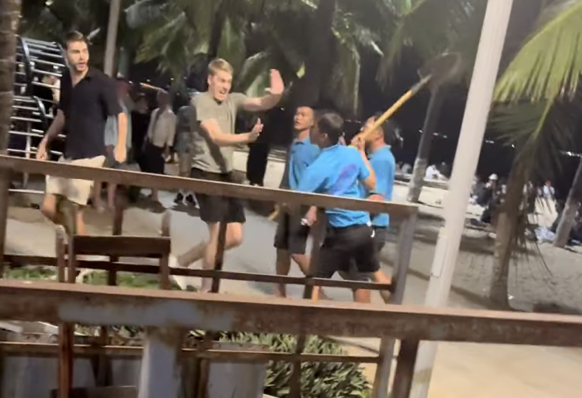 Đ&igrave;nh chỉ qu&aacute;n bar c&oacute; nh&acirc;n vi&ecirc;n cầm xẻng dọa kh&aacute;ch nước ngo&agrave;i ở Nha Trang - Ảnh 1.