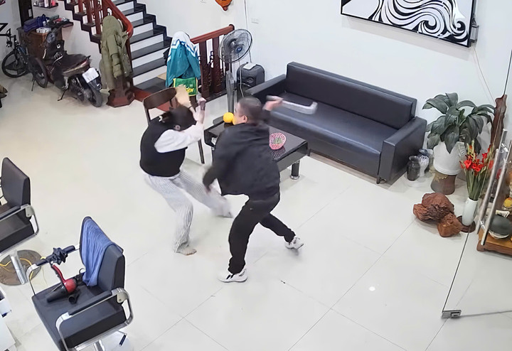 Chồng truy s&aacute;t vợ con tại qu&aacute;n cắt t&oacute;c ở Bắc Ninh g&acirc;y chấn động x&atilde; hội - Ảnh 2.